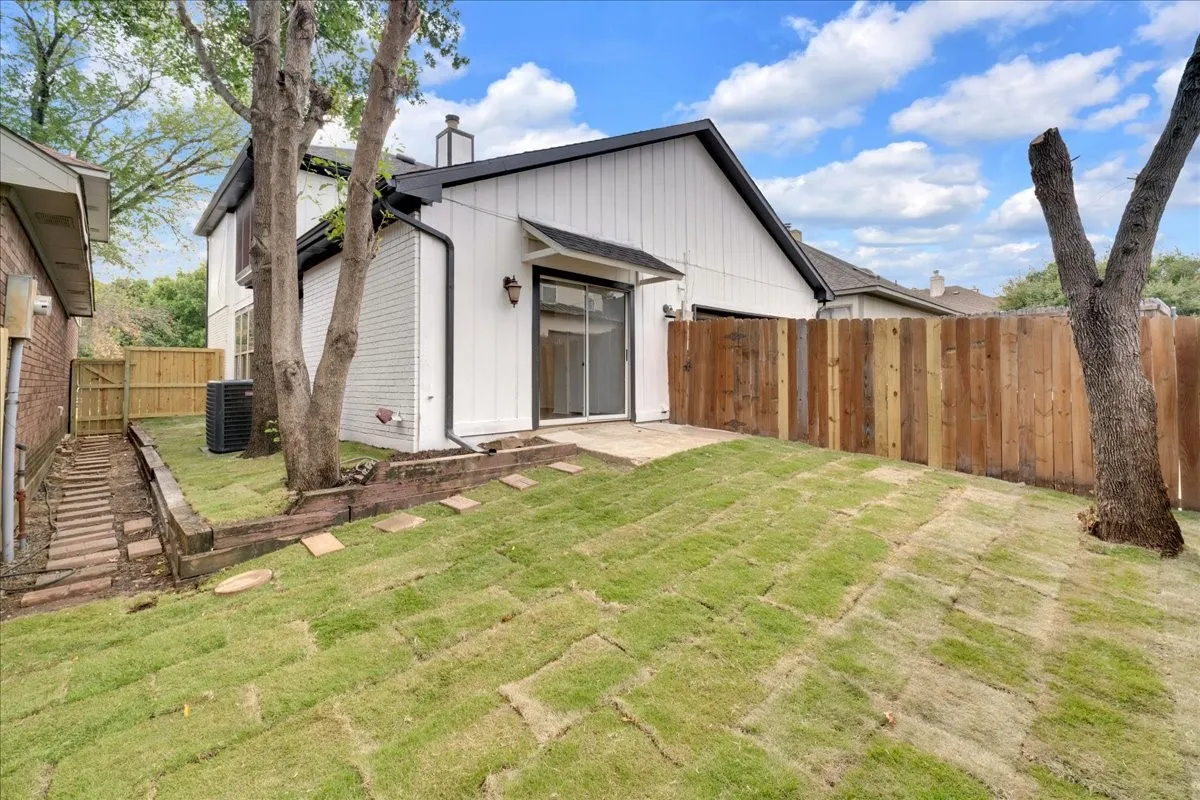 Single Family Residence For Sale in Denton County , 2237 Greenview Drive, Carrollton, Texas 75010, 3 Bedroom, 3 Bathroom, 2 Garage spaces, 1,803 Sqft, built in 1985, mls#21354158, Real Estate Agent in Carrollton, Homes For Sale in Denton county, Homes For Sale in Carrollton, Realtor in Carrollton Texas, Real Estate Brokerage Independent Realty Texas, Luminita Cordes Realtor