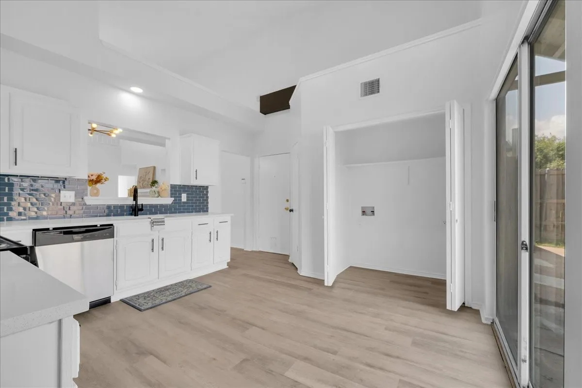 Single Family Residence For Sale in Denton County , 2237 Greenview Drive, Carrollton, Texas 75010, 3 Bedroom, 3 Bathroom, 2 Garage spaces, 1,803 Sqft, built in 1985, mls#21354158, Real Estate Agent in Carrollton, Homes For Sale in Denton county, Homes For Sale in Carrollton, Realtor in Carrollton Texas, Real Estate Brokerage Independent Realty Texas, Luminita Cordes Realtor