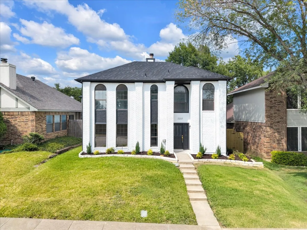 Single Family Residence For Sale in Denton County , 2237 Greenview Drive, Carrollton, Texas 75010, 3 Bedroom, 3 Bathroom, 2 Garage spaces, 1,803 Sqft, built in 1985, mls#21354158, Real Estate Agent in Carrollton, Homes For Sale in Denton county, Homes For Sale in Carrollton, Realtor in Carrollton Texas, Real Estate Brokerage Independent Realty Texas, Luminita Cordes Realtor