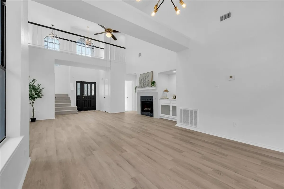Single Family Residence For Sale in Denton County , 2237 Greenview Drive, Carrollton, Texas 75010, 3 Bedroom, 3 Bathroom, 2 Garage spaces, 1,803 Sqft, built in 1985, mls#21354158, Real Estate Agent in Carrollton, Homes For Sale in Denton county, Homes For Sale in Carrollton, Realtor in Carrollton Texas, Real Estate Brokerage Independent Realty Texas, Luminita Cordes Realtor