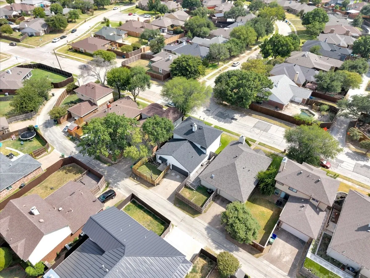 Single Family Residence For Sale in Denton County , 2237 Greenview Drive, Carrollton, Texas 75010, 3 Bedroom, 3 Bathroom, 2 Garage spaces, 1,803 Sqft, built in 1985, mls#21354158, Real Estate Agent in Carrollton, Homes For Sale in Denton county, Homes For Sale in Carrollton, Realtor in Carrollton Texas, Real Estate Brokerage Independent Realty Texas, Luminita Cordes Realtor