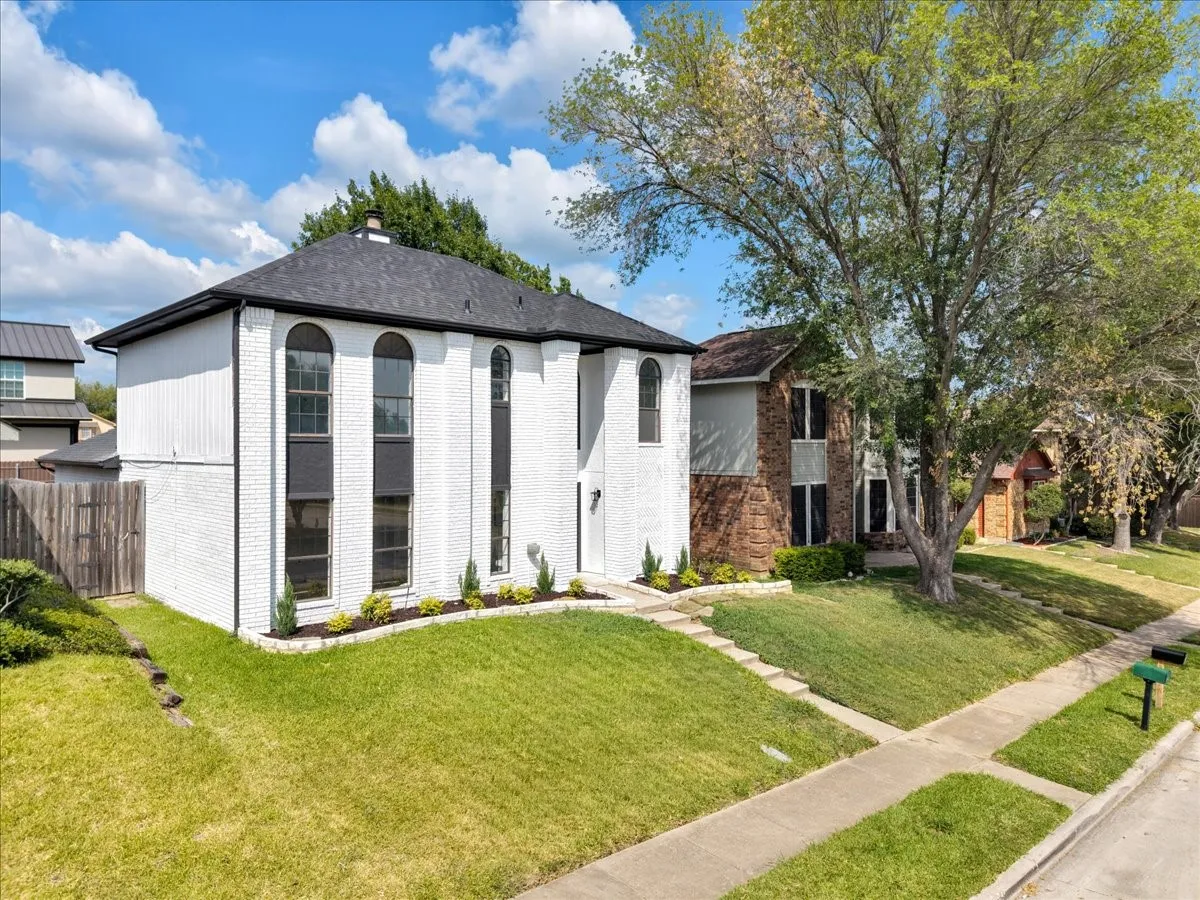 Single Family Residence For Sale in Denton County , 2237 Greenview Drive, Carrollton, Texas 75010, 3 Bedroom, 3 Bathroom, 2 Garage spaces, 1,803 Sqft, built in 1985, mls#21354158, Real Estate Agent in Carrollton, Homes For Sale in Denton county, Homes For Sale in Carrollton, Realtor in Carrollton Texas, Real Estate Brokerage Independent Realty Texas, Luminita Cordes Realtor