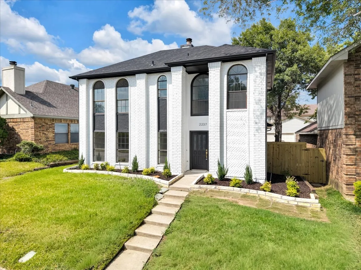 Single Family Residence For Sale in Denton County , 2237 Greenview Drive, Carrollton, Texas 75010, 3 Bedroom, 3 Bathroom, 2 Garage spaces, 1,803 Sqft, built in 1985, mls#21354158, Real Estate Agent in Carrollton, Homes For Sale in Denton county, Homes For Sale in Carrollton, Realtor in Carrollton Texas, Real Estate Brokerage Independent Realty Texas, Luminita Cordes Realtor
