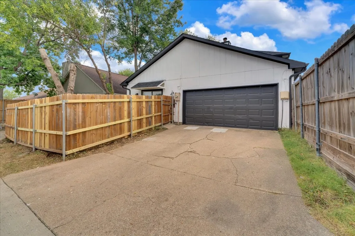 Single Family Residence For Sale in Denton County , 2237 Greenview Drive, Carrollton, Texas 75010, 3 Bedroom, 3 Bathroom, 2 Garage spaces, 1,803 Sqft, built in 1985, mls#21354158, Real Estate Agent in Carrollton, Homes For Sale in Denton county, Homes For Sale in Carrollton, Realtor in Carrollton Texas, Real Estate Brokerage Independent Realty Texas, Luminita Cordes Realtor