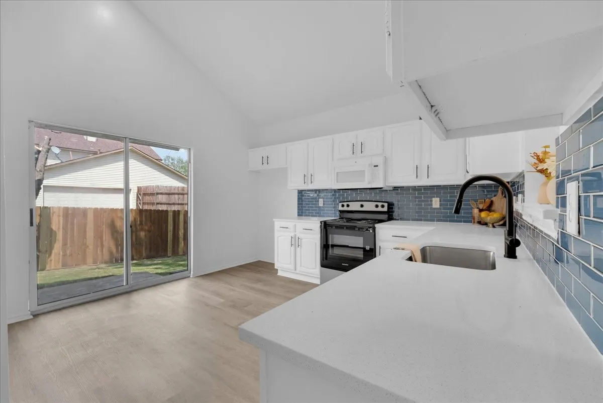 Single Family Residence For Sale in Denton County , 2237 Greenview Drive, Carrollton, Texas 75010, 3 Bedroom, 3 Bathroom, 2 Garage spaces, 1,803 Sqft, built in 1985, mls#21354158, Real Estate Agent in Carrollton, Homes For Sale in Denton county, Homes For Sale in Carrollton, Realtor in Carrollton Texas, Real Estate Brokerage Independent Realty Texas, Luminita Cordes Realtor