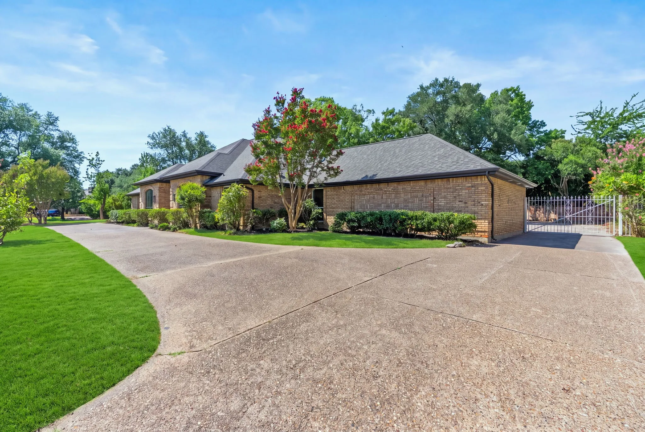 Single Family Residence For Sale in Tarrant County , 6812 Battle Creek Road, Fort Worth, Texas 76116, 4 Bedroom, 3 Bathroom, 2 Garage spaces, 2,860 Sqft, built in 1982, mls#21351741, Real Estate Agent in Fort Worth, Homes For Sale in Tarrant county, Homes For Sale in Fort Worth, Realtor in Fort Worth Texas, Real Estate Brokerage Independent Realty Texas, Luminita Cordes Realtor