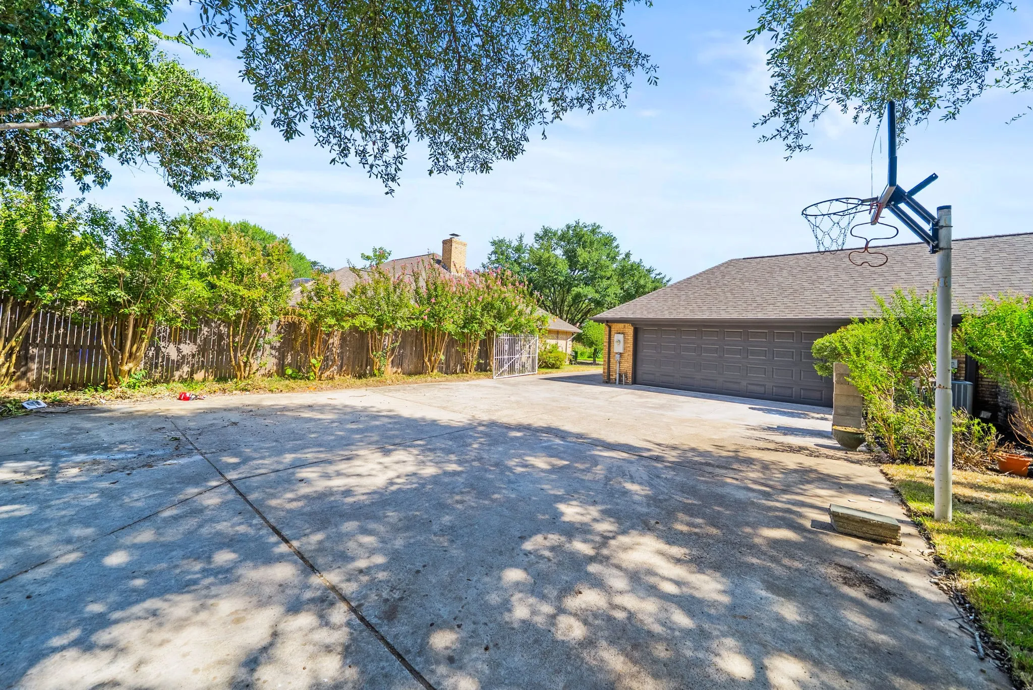 Single Family Residence For Sale in Tarrant County , 6812 Battle Creek Road, Fort Worth, Texas 76116, 4 Bedroom, 3 Bathroom, 2 Garage spaces, 2,860 Sqft, built in 1982, mls#21351741, Real Estate Agent in Fort Worth, Homes For Sale in Tarrant county, Homes For Sale in Fort Worth, Realtor in Fort Worth Texas, Real Estate Brokerage Independent Realty Texas, Luminita Cordes Realtor