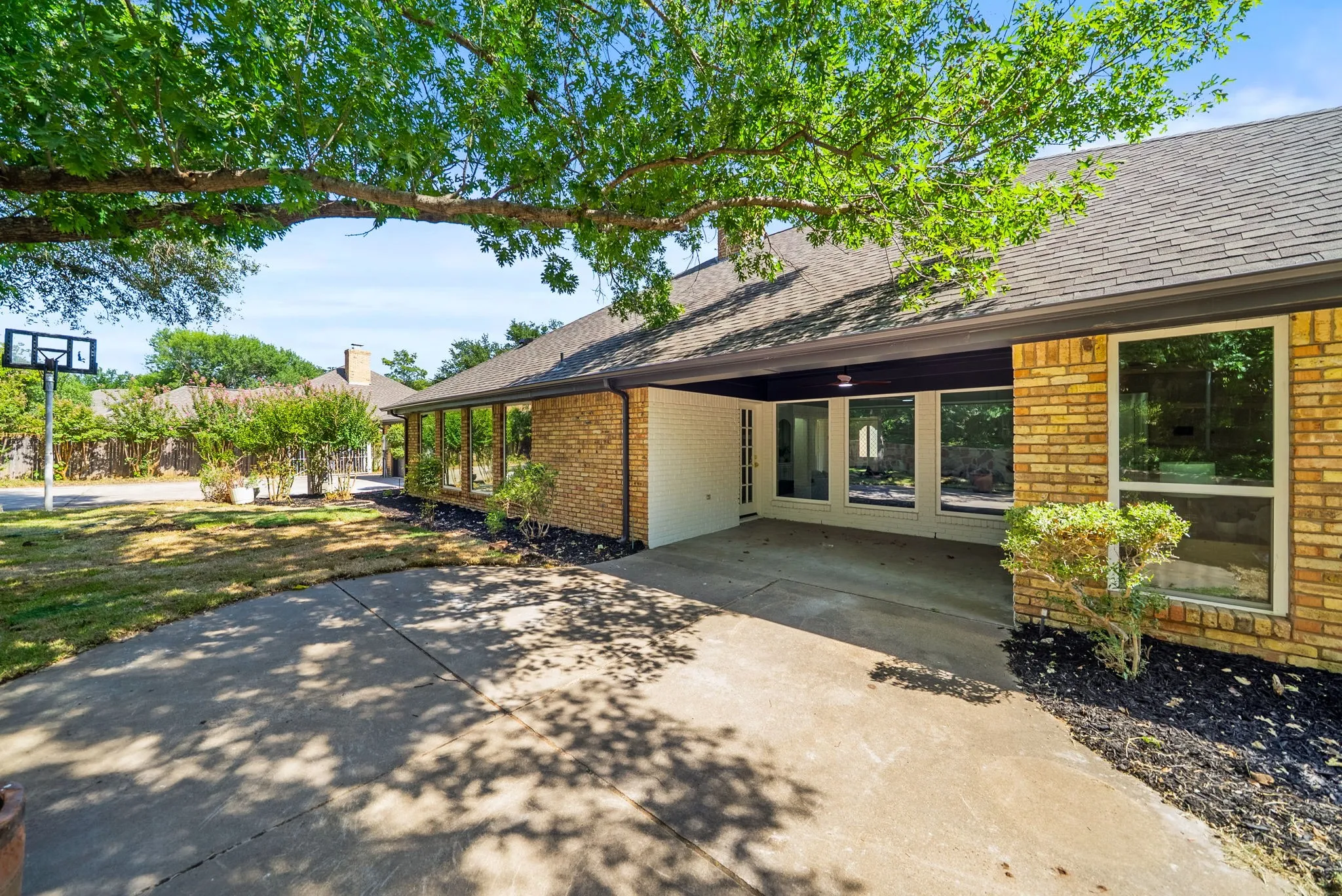 Single Family Residence For Sale in Tarrant County , 6812 Battle Creek Road, Fort Worth, Texas 76116, 4 Bedroom, 3 Bathroom, 2 Garage spaces, 2,860 Sqft, built in 1982, mls#21351741, Real Estate Agent in Fort Worth, Homes For Sale in Tarrant county, Homes For Sale in Fort Worth, Realtor in Fort Worth Texas, Real Estate Brokerage Independent Realty Texas, Luminita Cordes Realtor