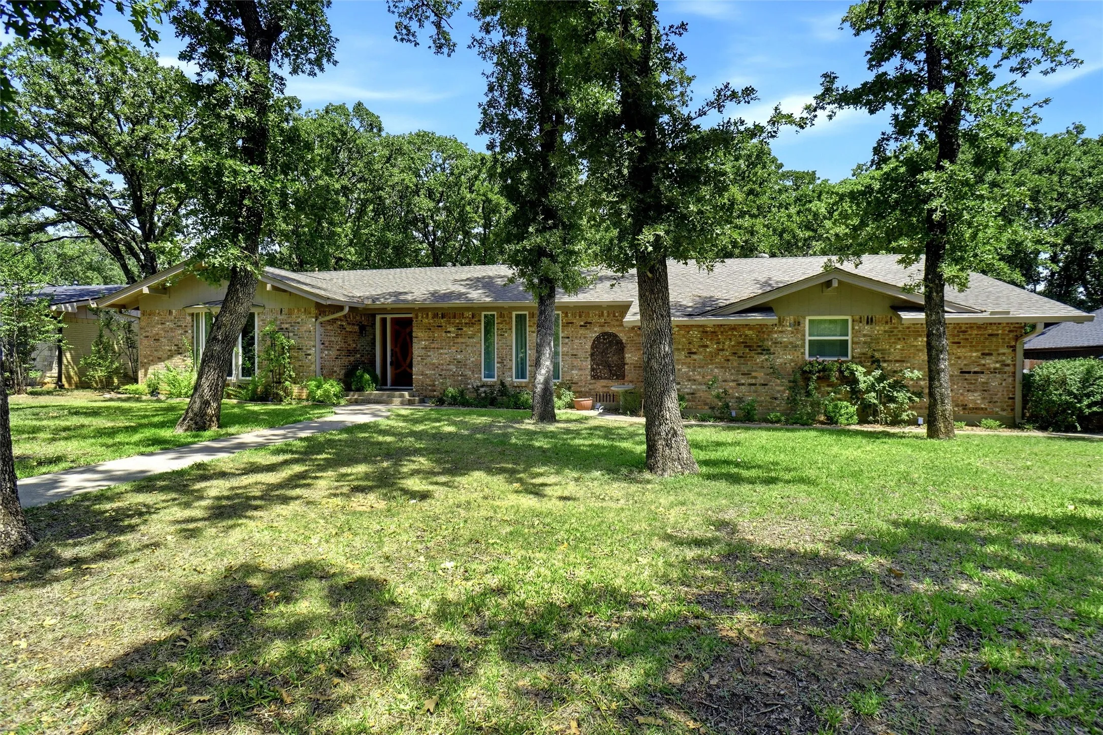 Single Family Residence For Sale in Wise County , 130 Nottingham Circle, Bridgeport, Texas 76426, 3 Bedroom, 2 Bathroom, 2 Garage spaces, 2,188 Sqft, built in 1975, mls#21349772, Real Estate Agent in Bridgeport, Homes For Sale in Wise county, Homes For Sale in Bridgeport, Realtor in Bridgeport Texas, Real Estate Brokerage Independent Realty Texas, Luminita Cordes Realtor