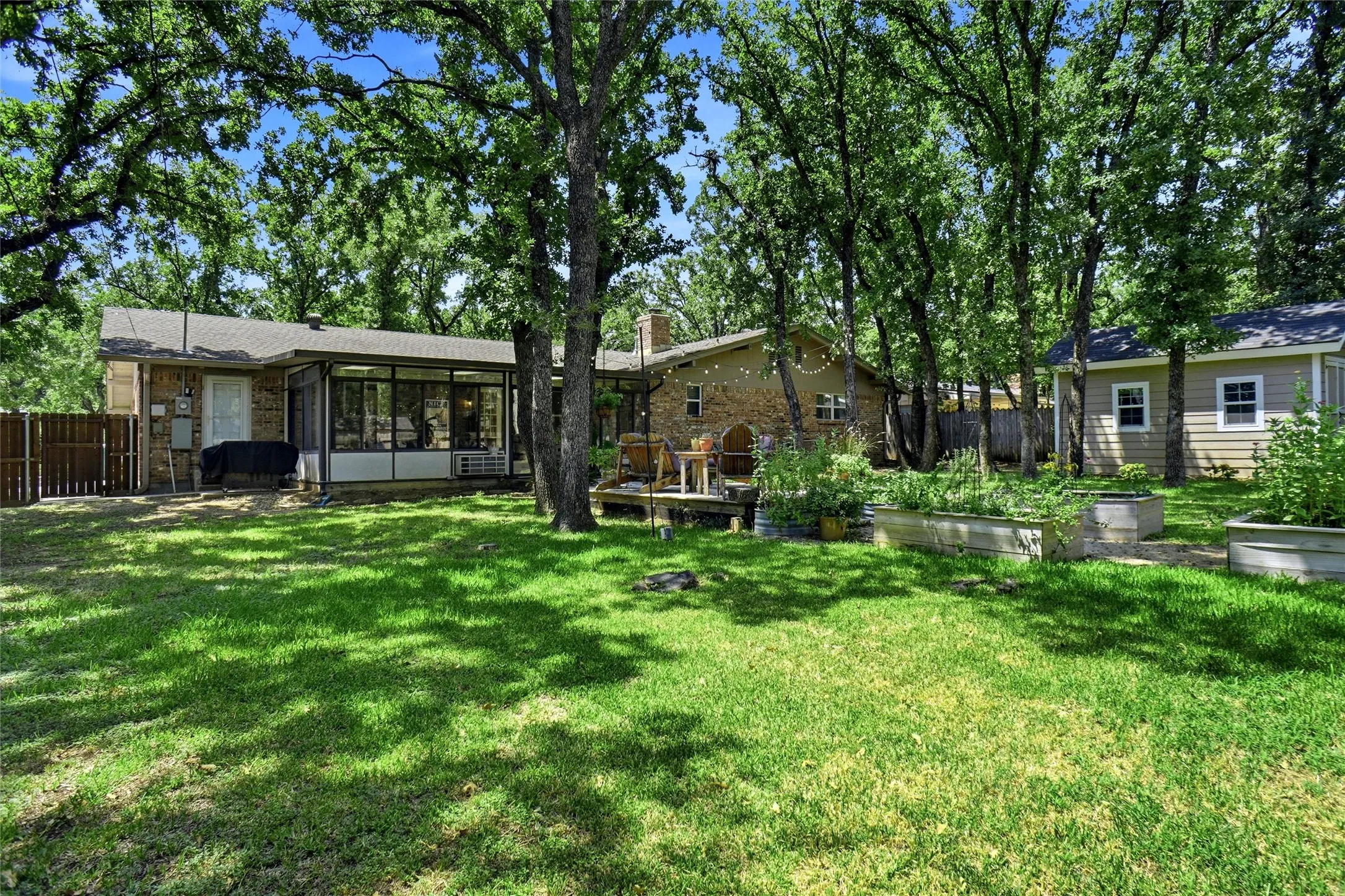 Single Family Residence For Sale in Wise County , 130 Nottingham Circle, Bridgeport, Texas 76426, 3 Bedroom, 2 Bathroom, 2 Garage spaces, 2,188 Sqft, built in 1975, mls#21349772, Real Estate Agent in Bridgeport, Homes For Sale in Wise county, Homes For Sale in Bridgeport, Realtor in Bridgeport Texas, Real Estate Brokerage Independent Realty Texas, Luminita Cordes Realtor