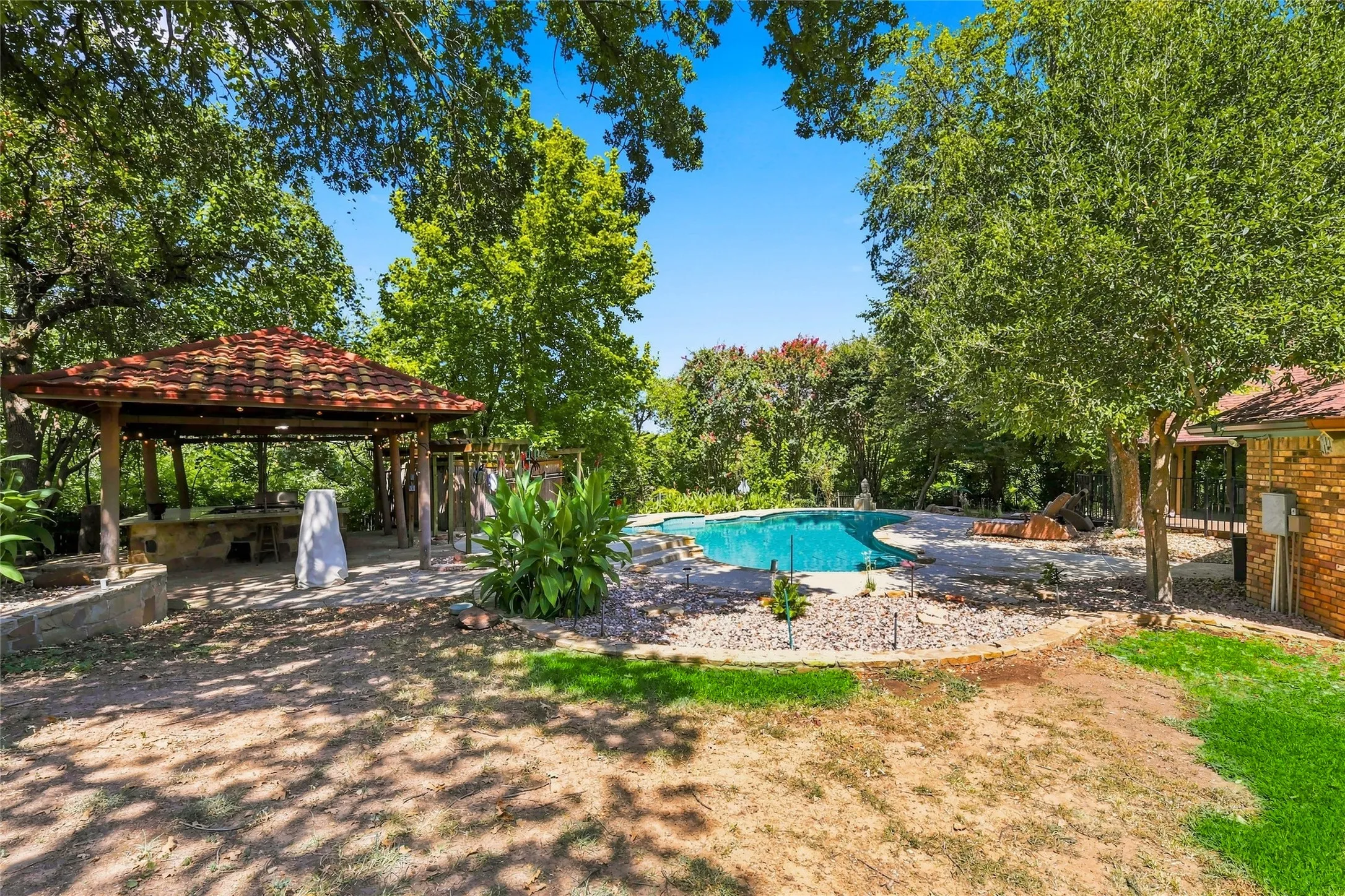 Single Family Residence For Sale in Tarrant County , 4300 Eaton Circle, Colleyville, Texas 76034, 4 Bedroom, 4 Bathroom, 2 Garage spaces, 3,821 Sqft, built in 1985, mls#21354140, Real Estate Agent in Colleyville, Homes For Sale in Tarrant county, Homes For Sale in Colleyville, Realtor in Colleyville Texas, Real Estate Brokerage Independent Realty Texas, Luminita Cordes Realtor