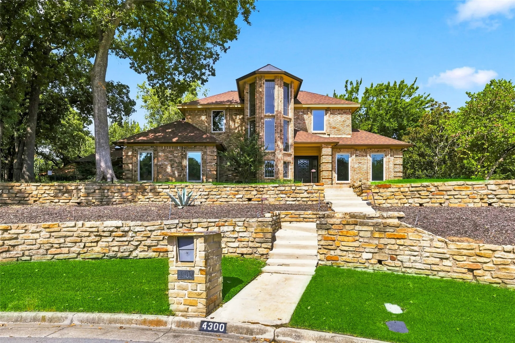 Single Family Residence For Sale in Tarrant County , 4300 Eaton Circle, Colleyville, Texas 76034, 4 Bedroom, 4 Bathroom, 2 Garage spaces, 3,821 Sqft, built in 1985, mls#21354140, Real Estate Agent in Colleyville, Homes For Sale in Tarrant county, Homes For Sale in Colleyville, Realtor in Colleyville Texas, Real Estate Brokerage Independent Realty Texas, Luminita Cordes Realtor