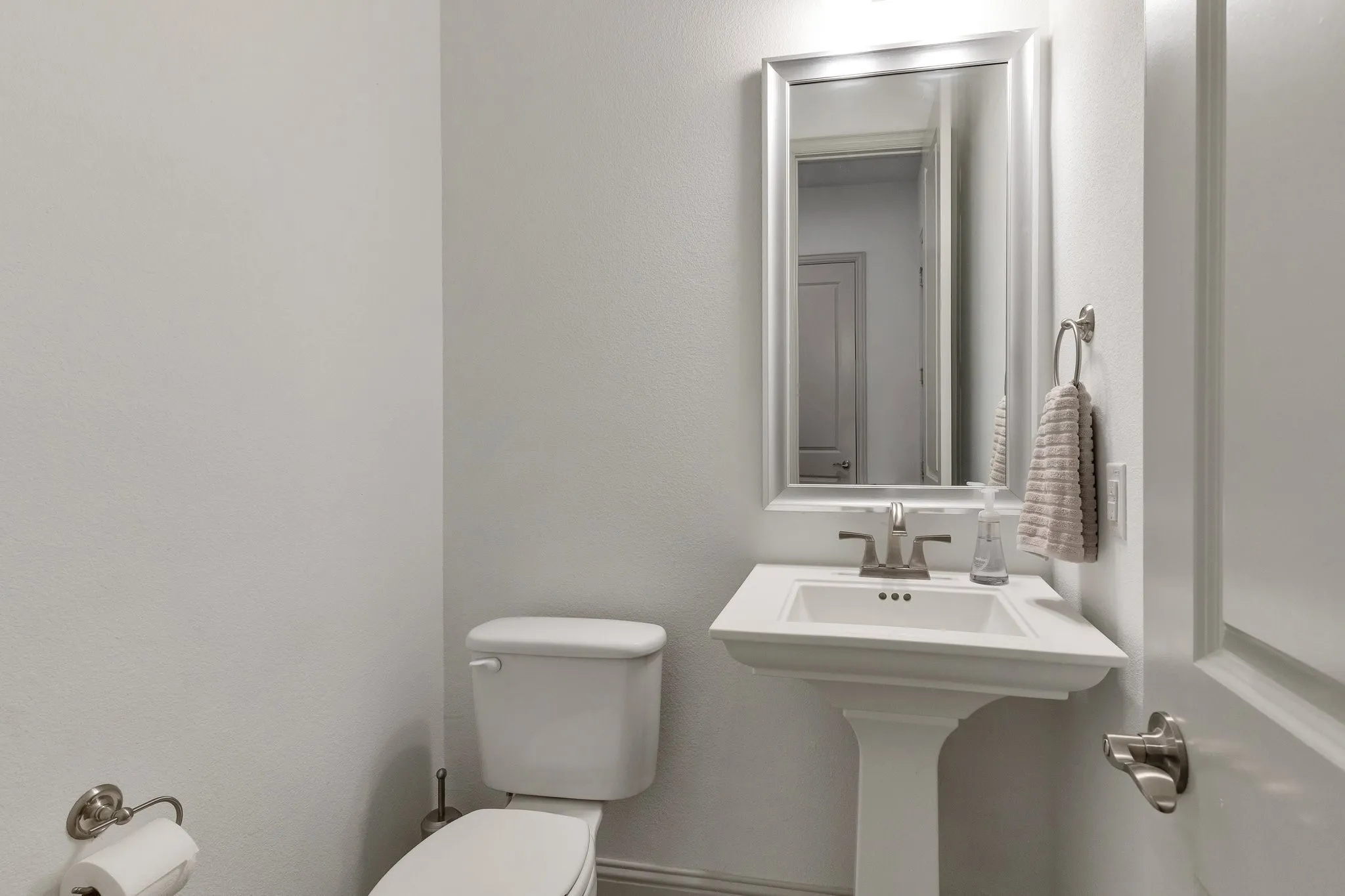 Townhouse For Rent in Dallas County , 1900 Melinda Lane, Farmers Branch, Texas 75234, 3 Bedroom, 3 Bathroom, 2 Garage spaces, 2,246 Sqft, built in 2022, mls#21354236, Real Estate Agent in Farmers Branch, Homes For Rent in Dallas county, Homes For Rent in Farmers Branch, Realtor in Farmers Branch Texas, Real Estate Brokerage Independent Realty Texas, Luminita Cordes Realtor