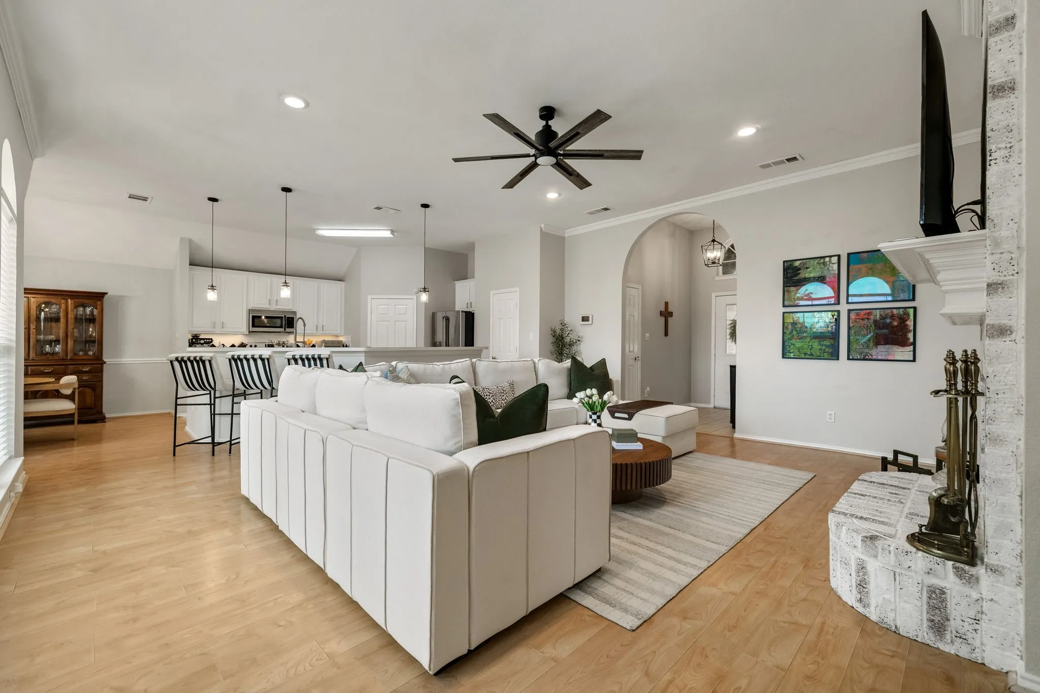 Single Family Residence For Sale in Tarrant County , 301 Carriage Lane, Saginaw, Texas 76179, 3 Bedroom, 2 Bathroom, 2 Garage spaces, 1,758 Sqft, built in 2000, mls#21351312, Real Estate Agent in Saginaw, Homes For Sale in Tarrant county, Homes For Sale in Saginaw, Realtor in Saginaw Texas, Real Estate Brokerage Independent Realty Texas, Luminita Cordes Realtor