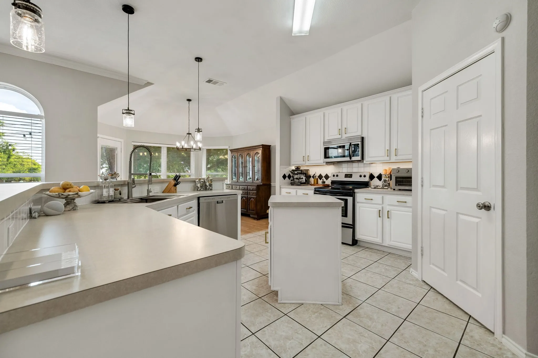 Single Family Residence For Sale in Tarrant County , 301 Carriage Lane, Saginaw, Texas 76179, 3 Bedroom, 2 Bathroom, 2 Garage spaces, 1,758 Sqft, built in 2000, mls#21351312, Real Estate Agent in Saginaw, Homes For Sale in Tarrant county, Homes For Sale in Saginaw, Realtor in Saginaw Texas, Real Estate Brokerage Independent Realty Texas, Luminita Cordes Realtor