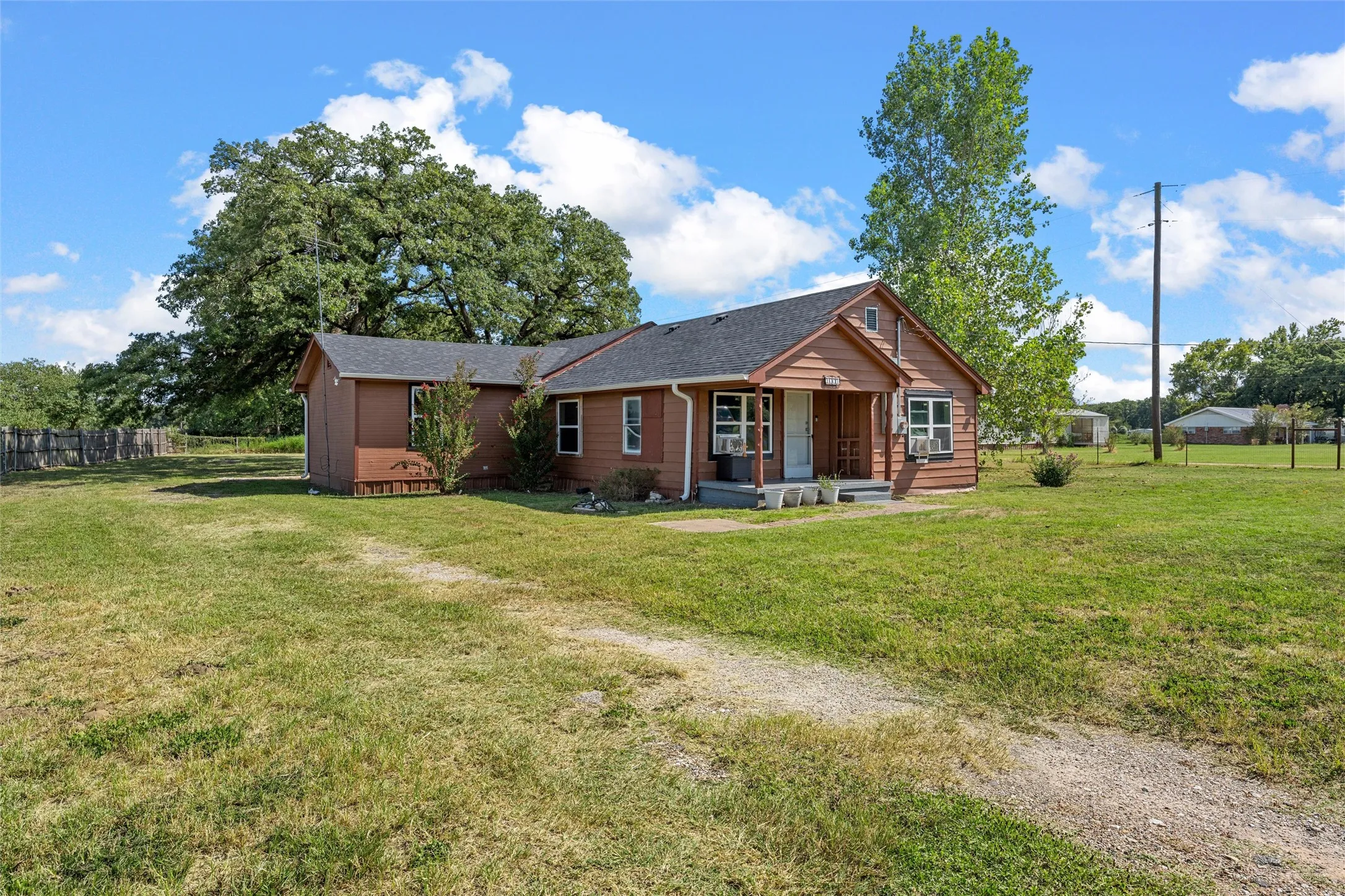 Single Family Residence For Sale in Mc Lennan County , 1001 Hamilton Drive, Gholson, Texas 76705, 2 Bedroom, 1 Bathroom, Garage spaces, 1,848 Sqft, built in 1960, Price $170,000, mls#21353508, Real Estate Agent in Gholson, Homes For Sale in Mc Lennan county, Homes For Sale in Gholson, Realtor in Gholson Texas, Real Estate Brokerage Independent Realty Texas, Luminita Cordes Realtor