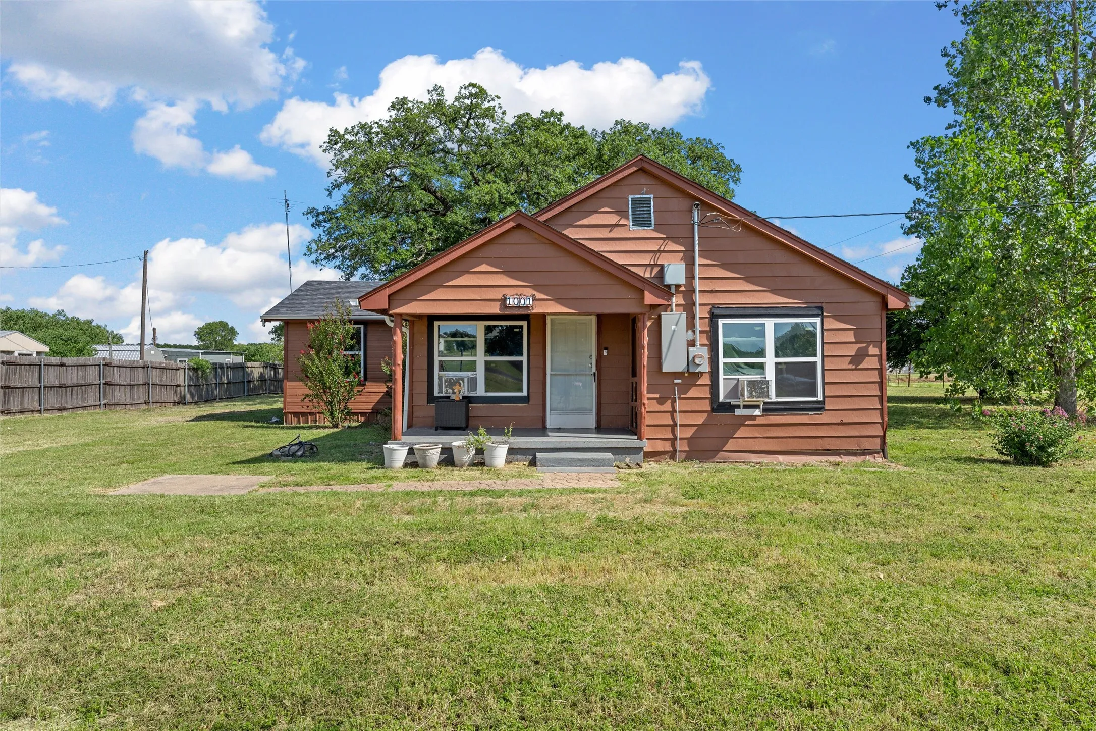 Single Family Residence For Sale in Mc Lennan County , 1001 Hamilton Drive, Gholson, Texas 76705, 2 Bedroom, 1 Bathroom, Garage spaces, 1,848 Sqft, built in 1960, Price $170,000, mls#21353508, Real Estate Agent in Gholson, Homes For Sale in Mc Lennan county, Homes For Sale in Gholson, Realtor in Gholson Texas, Real Estate Brokerage Independent Realty Texas, Luminita Cordes Realtor