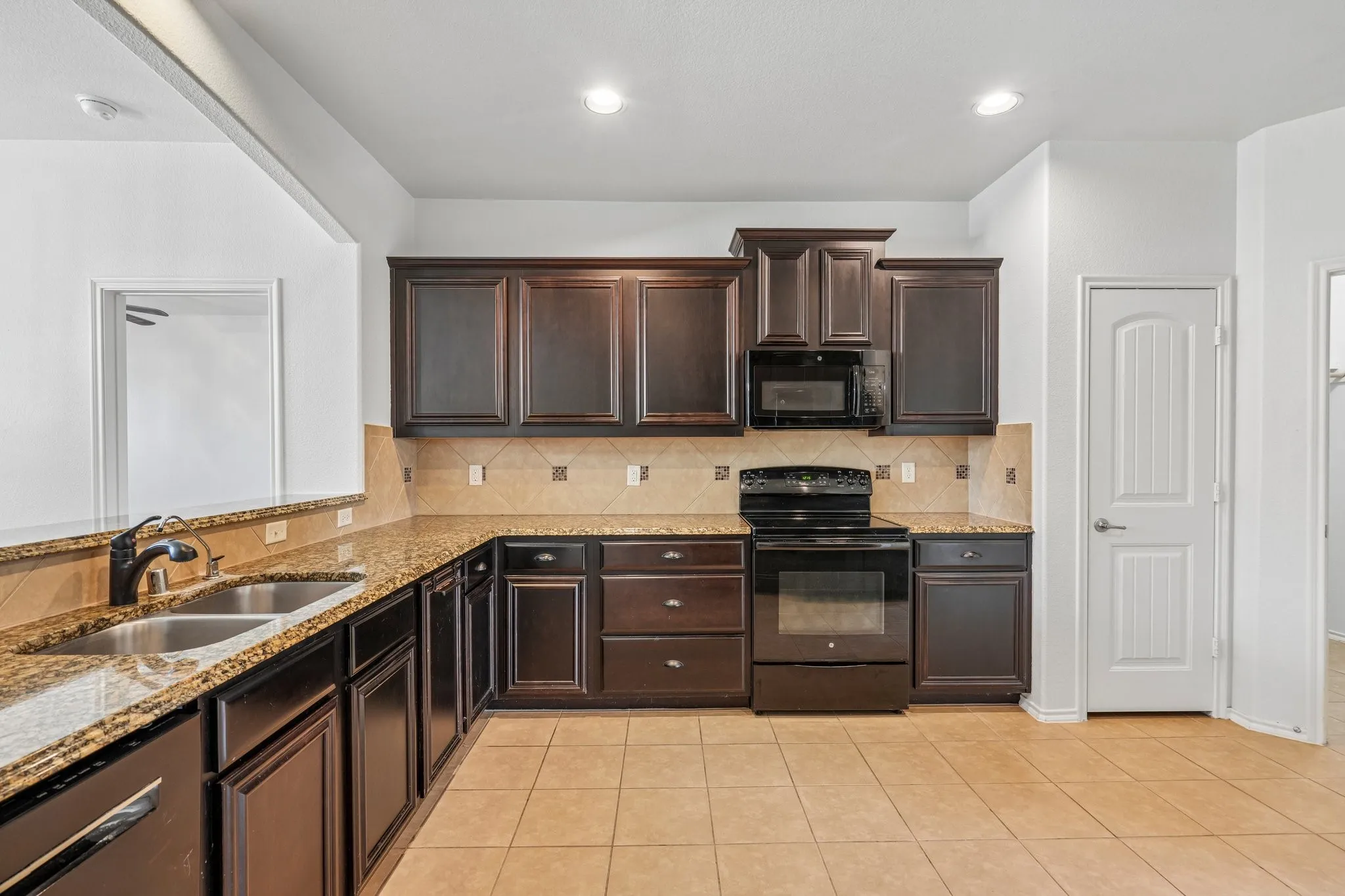 Single Family Residence For Sale in Kaufman County , 2017 River, Heartland, Texas 75126, 5 Bedroom, 3 Bathroom, 2 Garage spaces, 2,980 Sqft, built in 2013, mls#21353155, Real Estate Agent in Heartland, Homes For Sale in Kaufman county, Homes For Sale in Heartland, Realtor in Heartland Texas, Real Estate Brokerage Independent Realty Texas, Luminita Cordes Realtor