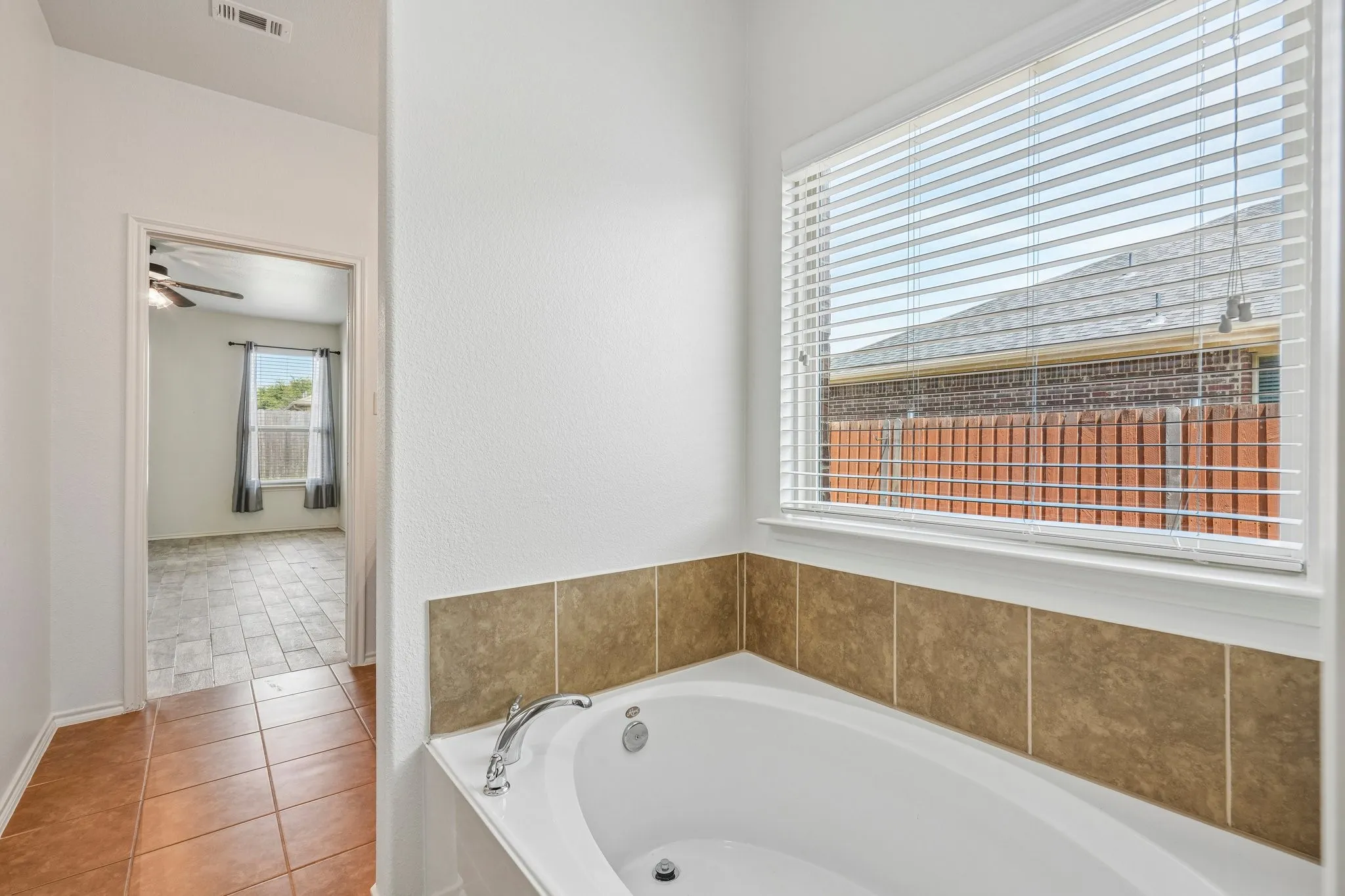 Single Family Residence For Sale in Kaufman County , 2017 River, Heartland, Texas 75126, 5 Bedroom, 3 Bathroom, 2 Garage spaces, 2,980 Sqft, built in 2013, mls#21353155, Real Estate Agent in Heartland, Homes For Sale in Kaufman county, Homes For Sale in Heartland, Realtor in Heartland Texas, Real Estate Brokerage Independent Realty Texas, Luminita Cordes Realtor