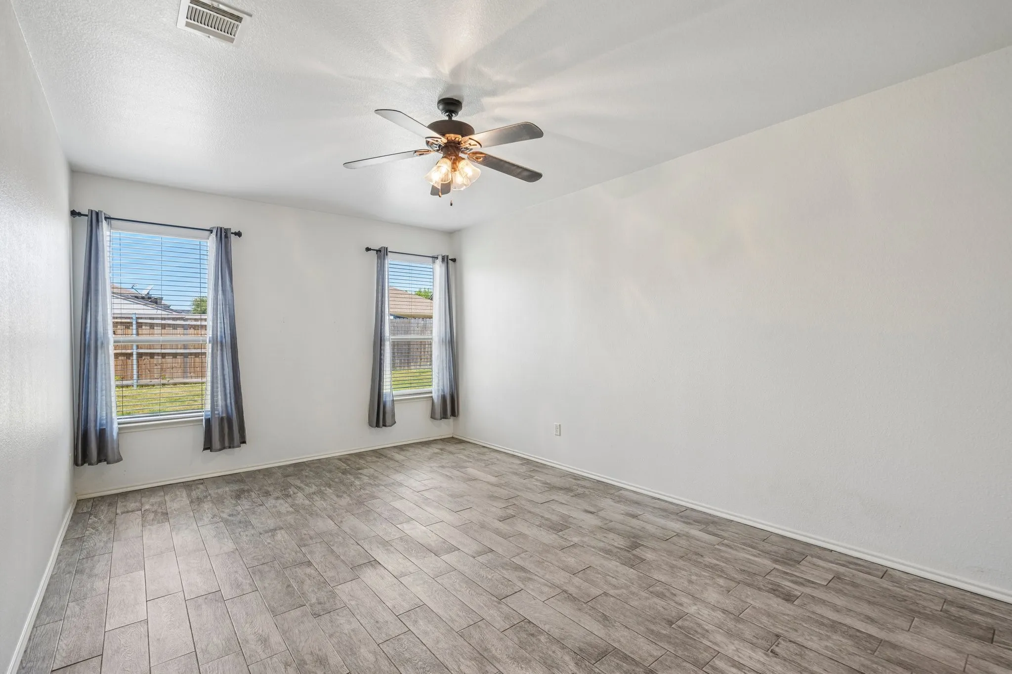Single Family Residence For Sale in Kaufman County , 2017 River, Heartland, Texas 75126, 5 Bedroom, 3 Bathroom, 2 Garage spaces, 2,980 Sqft, built in 2013, mls#21353155, Real Estate Agent in Heartland, Homes For Sale in Kaufman county, Homes For Sale in Heartland, Realtor in Heartland Texas, Real Estate Brokerage Independent Realty Texas, Luminita Cordes Realtor