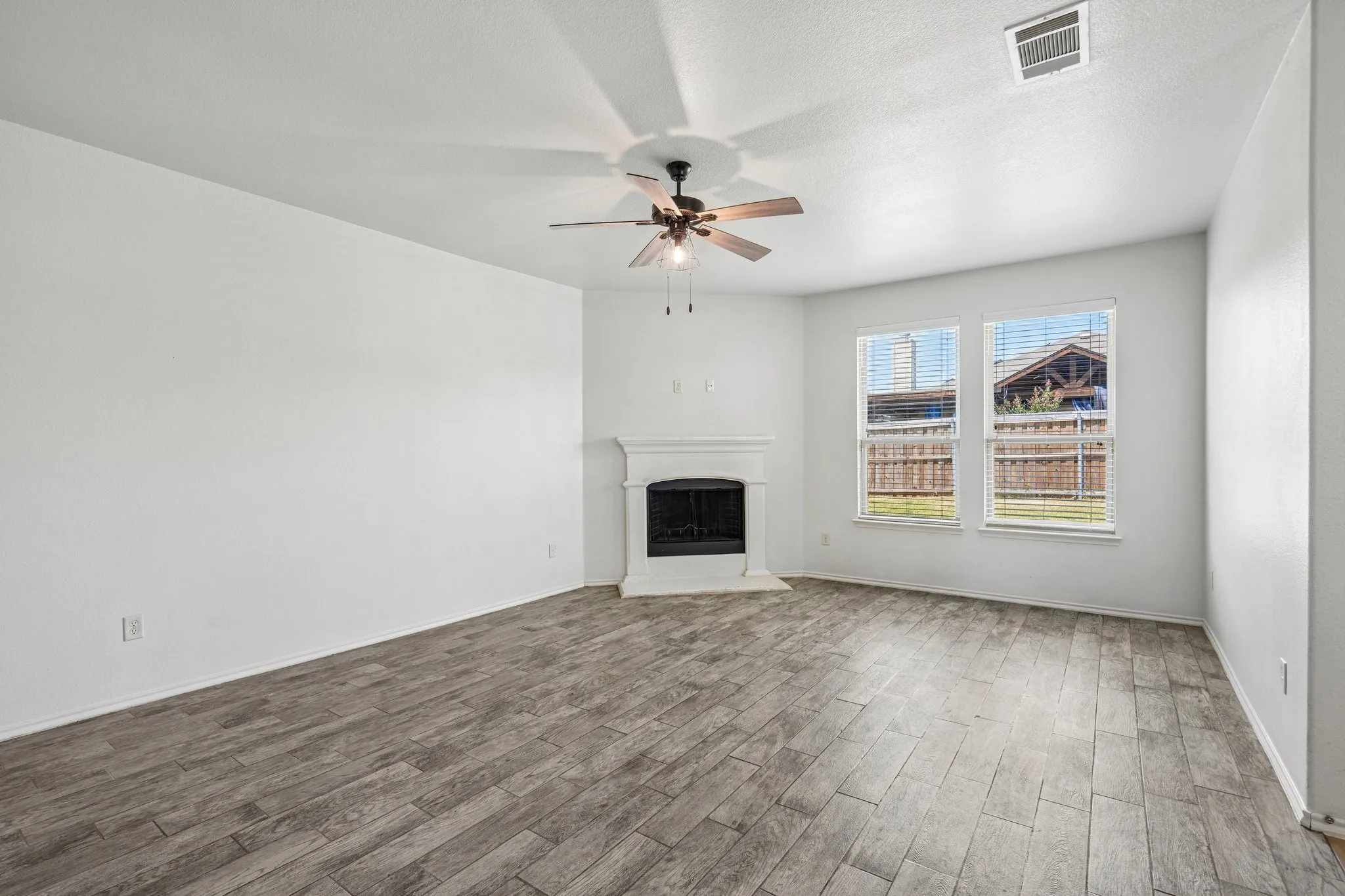 Single Family Residence For Sale in Kaufman County , 2017 River, Heartland, Texas 75126, 5 Bedroom, 3 Bathroom, 2 Garage spaces, 2,980 Sqft, built in 2013, mls#21353155, Real Estate Agent in Heartland, Homes For Sale in Kaufman county, Homes For Sale in Heartland, Realtor in Heartland Texas, Real Estate Brokerage Independent Realty Texas, Luminita Cordes Realtor