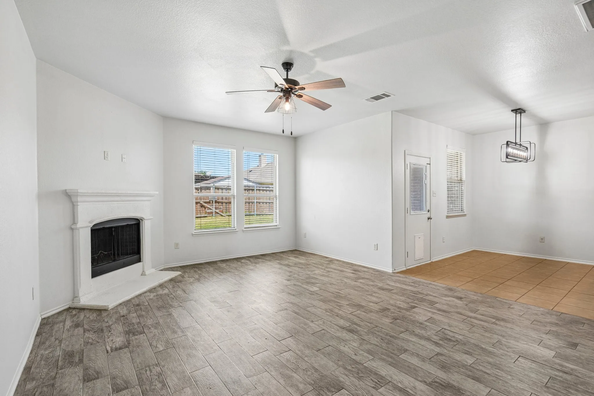 Single Family Residence For Sale in Kaufman County , 2017 River, Heartland, Texas 75126, 5 Bedroom, 3 Bathroom, 2 Garage spaces, 2,980 Sqft, built in 2013, mls#21353155, Real Estate Agent in Heartland, Homes For Sale in Kaufman county, Homes For Sale in Heartland, Realtor in Heartland Texas, Real Estate Brokerage Independent Realty Texas, Luminita Cordes Realtor