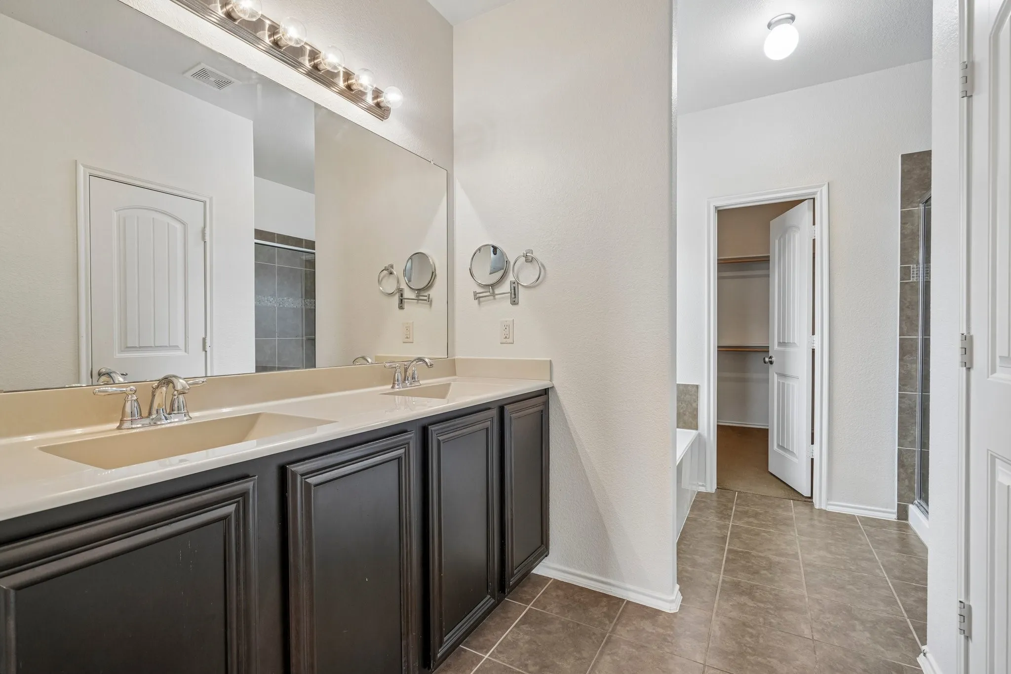 Single Family Residence For Sale in Kaufman County , 2017 River, Heartland, Texas 75126, 5 Bedroom, 3 Bathroom, 2 Garage spaces, 2,980 Sqft, built in 2013, mls#21353155, Real Estate Agent in Heartland, Homes For Sale in Kaufman county, Homes For Sale in Heartland, Realtor in Heartland Texas, Real Estate Brokerage Independent Realty Texas, Luminita Cordes Realtor