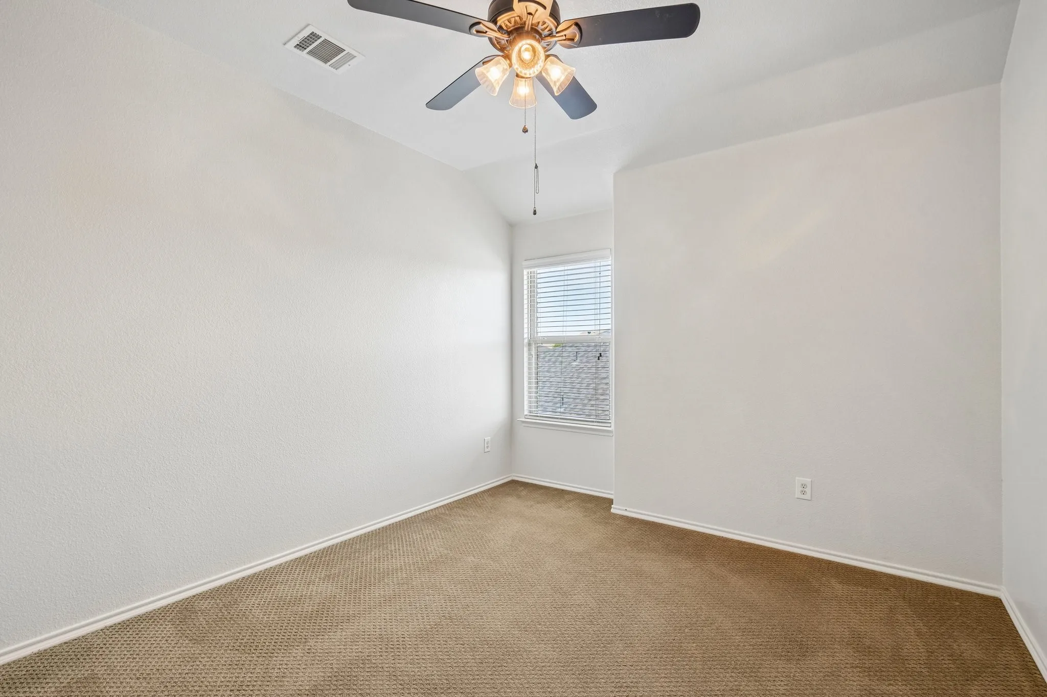 Single Family Residence For Sale in Kaufman County , 2017 River, Heartland, Texas 75126, 5 Bedroom, 3 Bathroom, 2 Garage spaces, 2,980 Sqft, built in 2013, mls#21353155, Real Estate Agent in Heartland, Homes For Sale in Kaufman county, Homes For Sale in Heartland, Realtor in Heartland Texas, Real Estate Brokerage Independent Realty Texas, Luminita Cordes Realtor