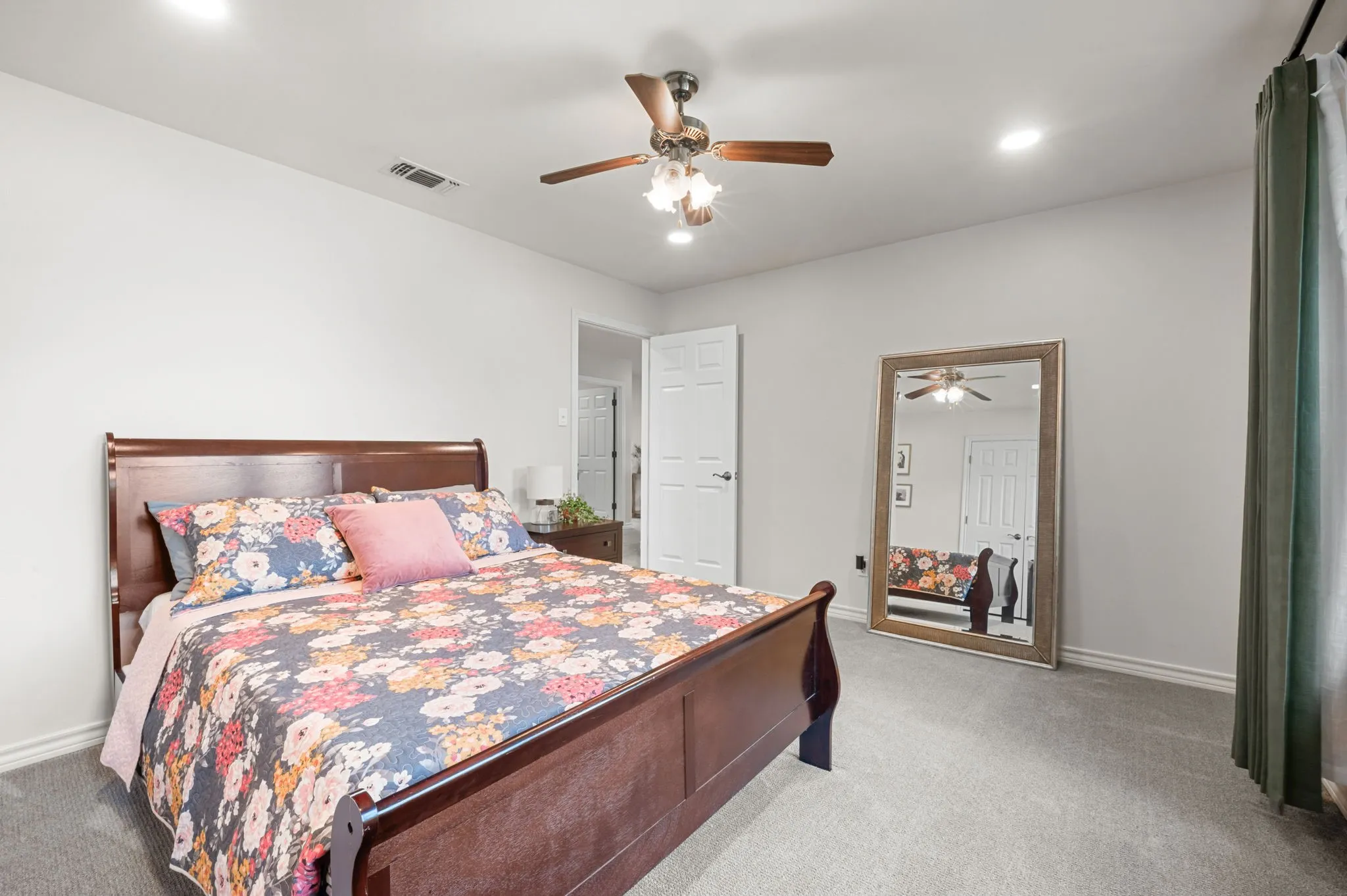 Single Family Residence For Sale in Tarrant County , 7905 Morning Lane, Fort Worth, Texas 76123, 4 Bedroom, 3 Bathroom, 2 Garage spaces, 3,209 Sqft, built in 1988, mls#21354244, Real Estate Agent in Fort Worth, Homes For Sale in Tarrant county, Homes For Sale in Fort Worth, Realtor in Fort Worth Texas, Real Estate Brokerage Independent Realty Texas, Luminita Cordes Realtor