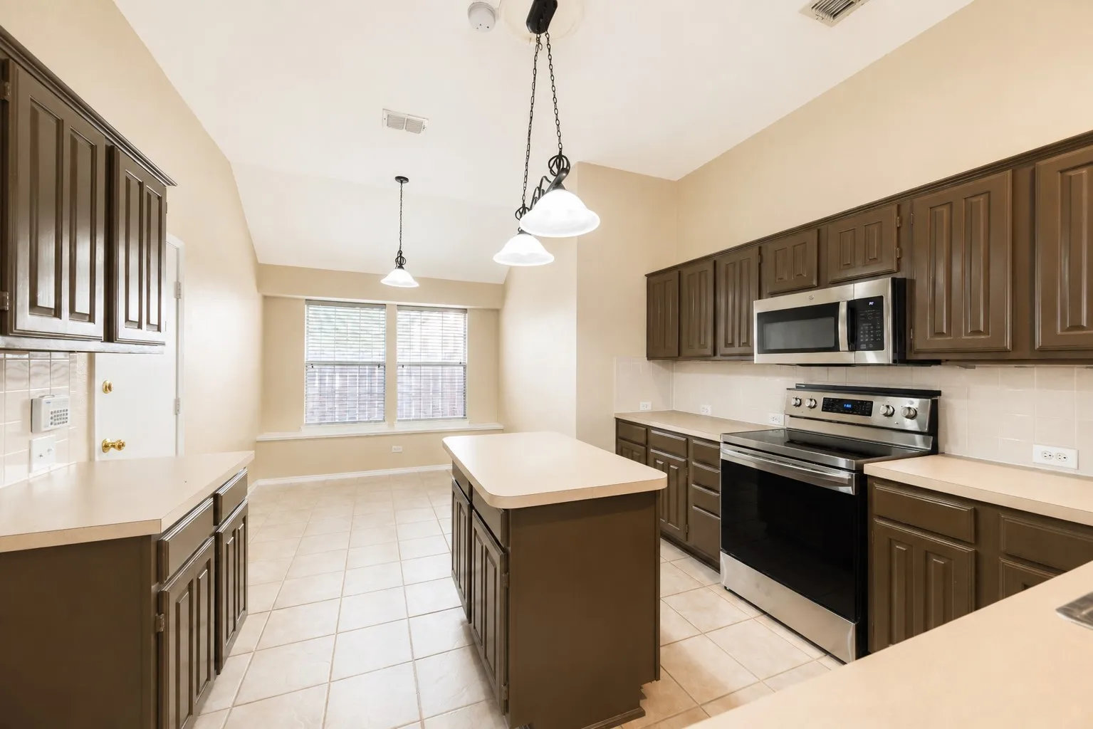 Single Family Residence For Rent in Collin County , 10701 Nashville Drive, Frisco, Texas 75035, 3 Bedroom, 3 Bathroom, 2 Garage spaces, 1,757 Sqft, built in 1998, mls#21354253, Real Estate Agent in Frisco, Homes For Rent in Collin county, Homes For Rent in Frisco, Realtor in Frisco Texas, Real Estate Brokerage Independent Realty Texas, Luminita Cordes Realtor