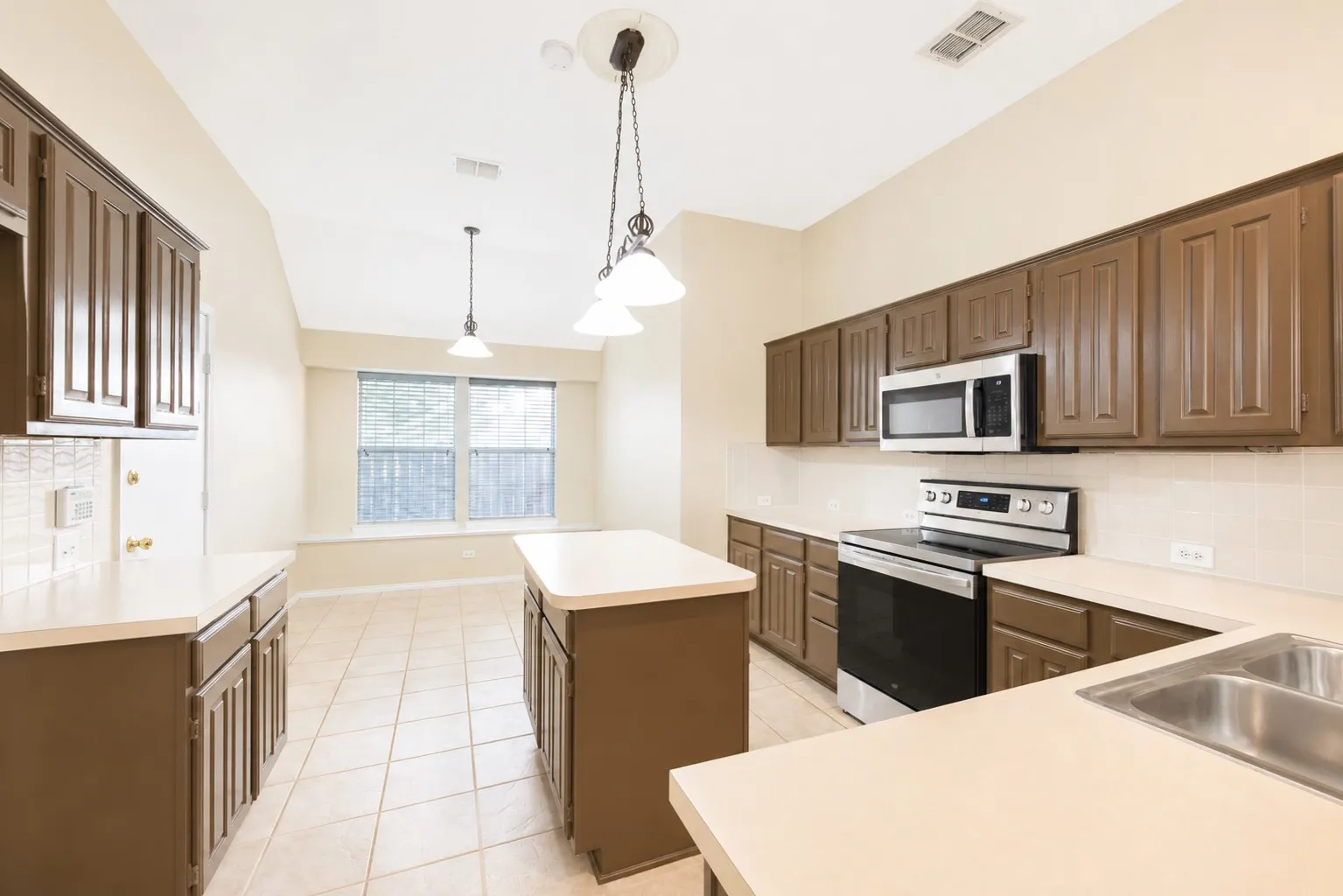 Single Family Residence For Rent in Collin County , 10701 Nashville Drive, Frisco, Texas 75035, 3 Bedroom, 3 Bathroom, 2 Garage spaces, 1,757 Sqft, built in 1998, mls#21354253, Real Estate Agent in Frisco, Homes For Rent in Collin county, Homes For Rent in Frisco, Realtor in Frisco Texas, Real Estate Brokerage Independent Realty Texas, Luminita Cordes Realtor