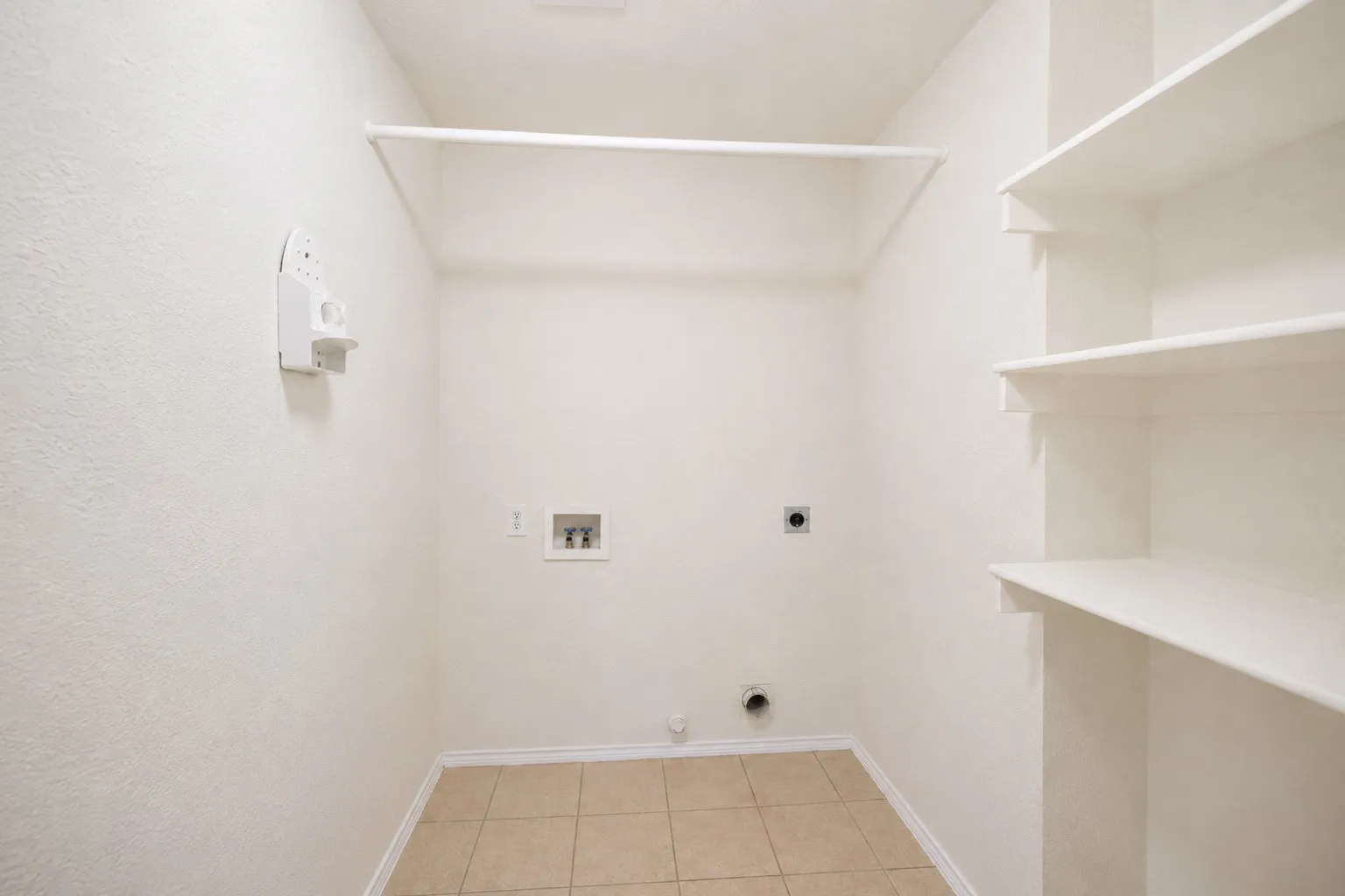 Single Family Residence For Rent in Collin County , 10701 Nashville Drive, Frisco, Texas 75035, 3 Bedroom, 3 Bathroom, 2 Garage spaces, 1,757 Sqft, built in 1998, mls#21354253, Real Estate Agent in Frisco, Homes For Rent in Collin county, Homes For Rent in Frisco, Realtor in Frisco Texas, Real Estate Brokerage Independent Realty Texas, Luminita Cordes Realtor