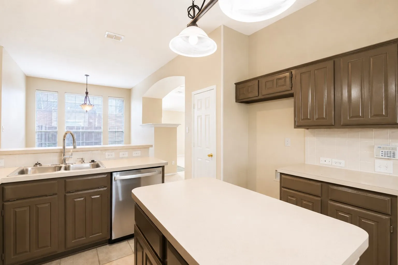 Single Family Residence For Rent in Collin County , 10701 Nashville Drive, Frisco, Texas 75035, 3 Bedroom, 3 Bathroom, 2 Garage spaces, 1,757 Sqft, built in 1998, mls#21354253, Real Estate Agent in Frisco, Homes For Rent in Collin county, Homes For Rent in Frisco, Realtor in Frisco Texas, Real Estate Brokerage Independent Realty Texas, Luminita Cordes Realtor