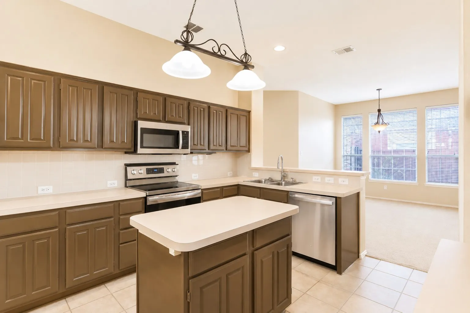 Single Family Residence For Rent in Collin County , 10701 Nashville Drive, Frisco, Texas 75035, 3 Bedroom, 3 Bathroom, 2 Garage spaces, 1,757 Sqft, built in 1998, mls#21354253, Real Estate Agent in Frisco, Homes For Rent in Collin county, Homes For Rent in Frisco, Realtor in Frisco Texas, Real Estate Brokerage Independent Realty Texas, Luminita Cordes Realtor