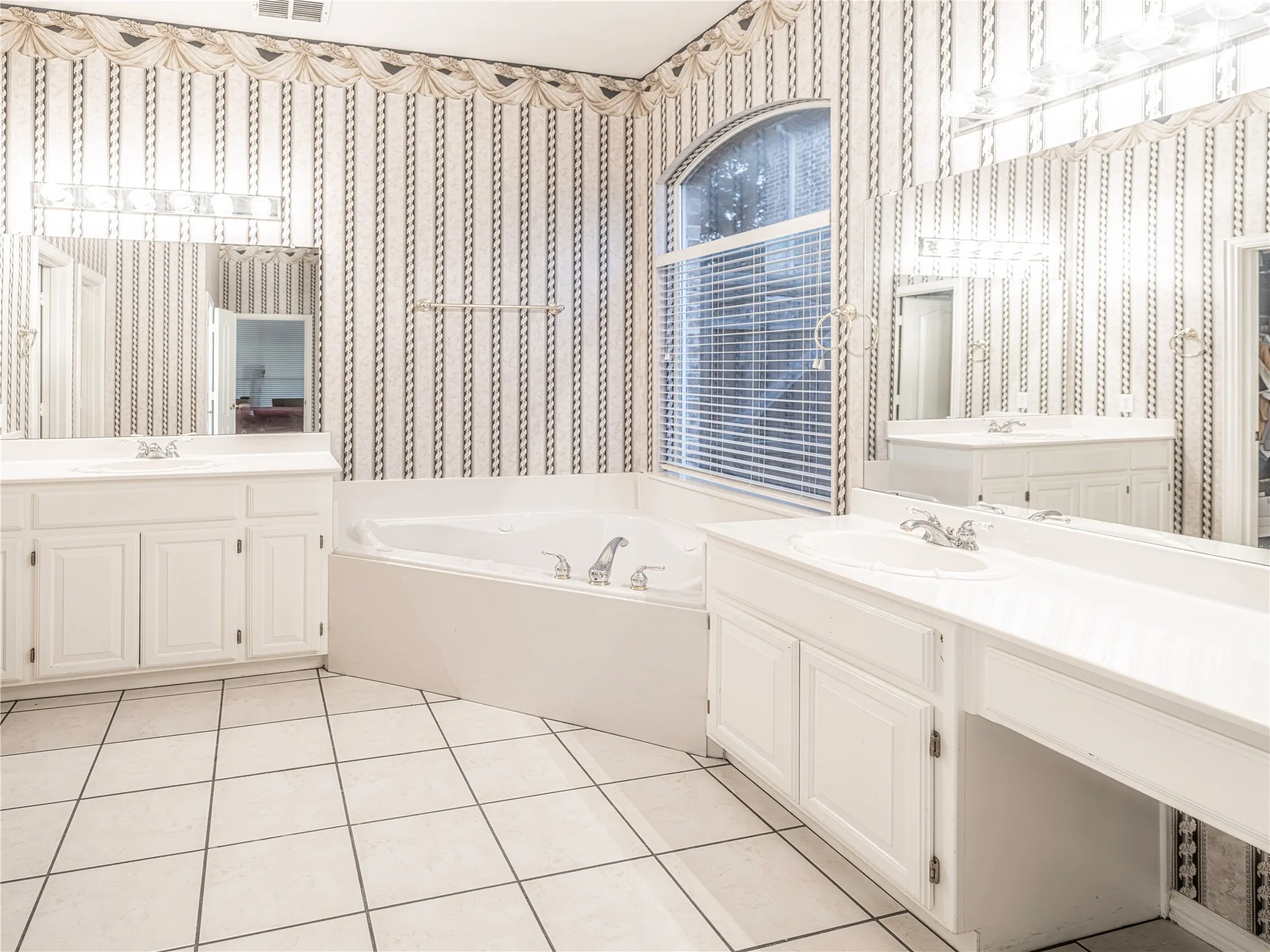 Single Family Residence For Sale in Collin County , 7205 Bettye Haun Drive, Plano, Texas 75024, 6 Bedroom, 4 Bathroom, 3 Garage spaces, 4,232 Sqft, built in 1999, mls#21354191, Real Estate Agent in Plano, Homes For Sale in Collin county, Homes For Sale in Plano, Realtor in Plano Texas, Real Estate Brokerage Independent Realty Texas, Luminita Cordes Realtor