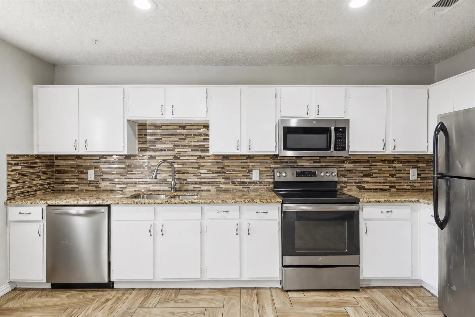 Condominium For Sale in Dallas County , 10500 Lake June Road J09, Dallas, Texas 75217, 2 Bedroom, 3 Bathroom, Garage spaces, 1,171 Sqft, built in 1984, mls#21354064, Real Estate Agent in Dallas, Homes For Sale in Dallas county, Homes For Sale in Dallas, Realtor in Dallas Texas, Real Estate Brokerage Independent Realty Texas, Luminita Cordes Realtor