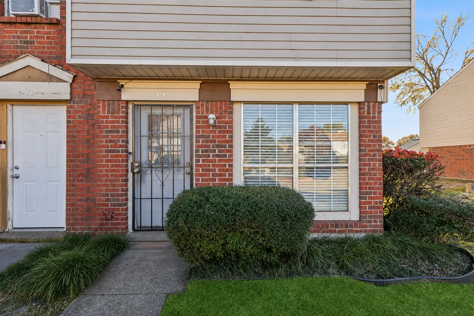 Condominium For Sale in Dallas County , 10500 Lake June Road J09, Dallas, Texas 75217, 2 Bedroom, 3 Bathroom, Garage spaces, 1,171 Sqft, built in 1984, mls#21354064, Real Estate Agent in Dallas, Homes For Sale in Dallas county, Homes For Sale in Dallas, Realtor in Dallas Texas, Real Estate Brokerage Independent Realty Texas, Luminita Cordes Realtor