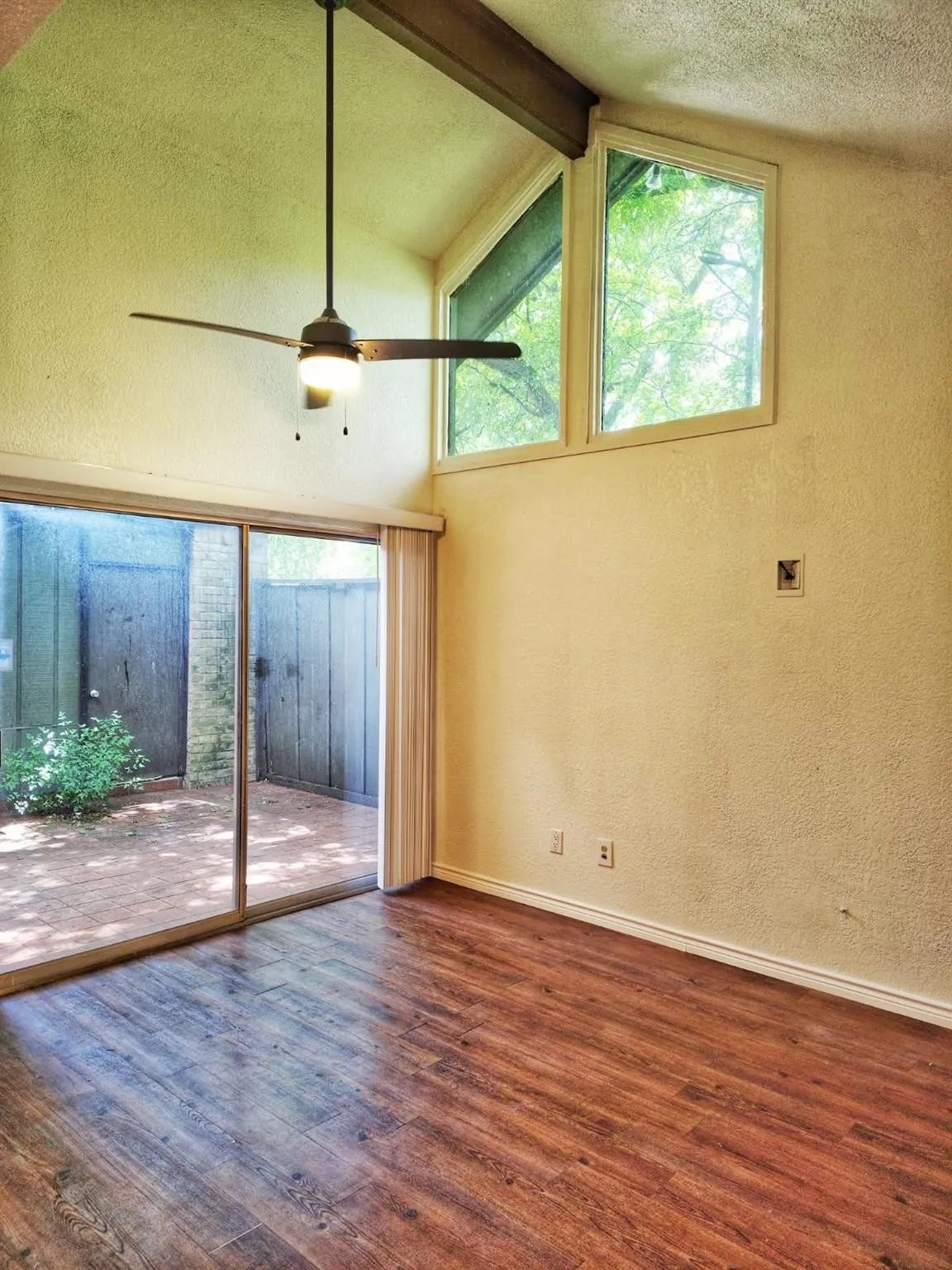 Condominium For Sale in Dallas County , 4623 Country Creek Drive 1049, Dallas, Texas 75236, 2 Bedroom, 2 Bathroom, Garage spaces, 1,046 Sqft, built in 1974, mls#21354136, Real Estate Agent in Dallas, Homes For Sale in Dallas county, Homes For Sale in Dallas, Realtor in Dallas Texas, Real Estate Brokerage Independent Realty Texas, Luminita Cordes Realtor