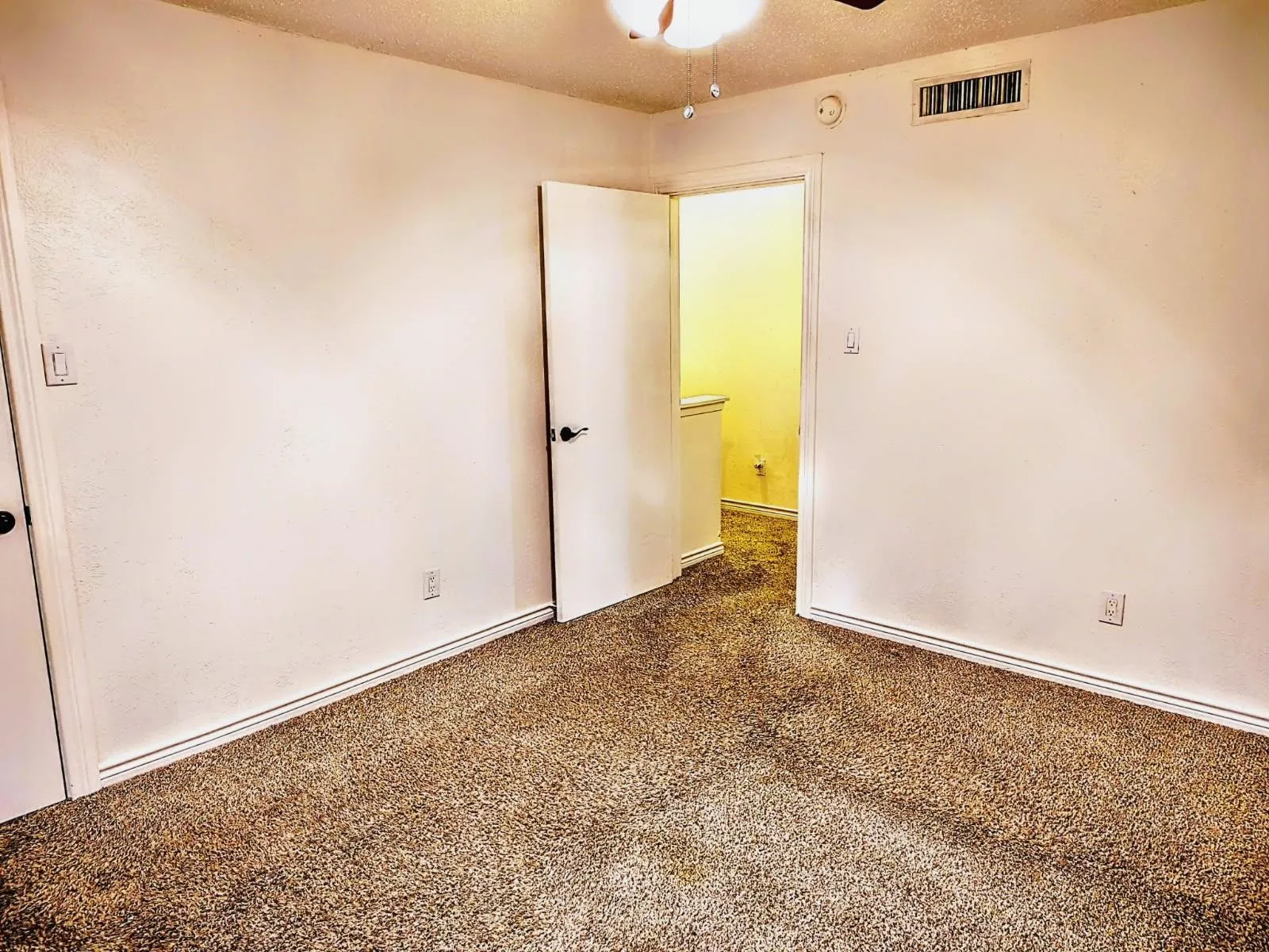 Condominium For Sale in Dallas County , 4623 Country Creek Drive 1049, Dallas, Texas 75236, 2 Bedroom, 2 Bathroom, Garage spaces, 1,046 Sqft, built in 1974, mls#21354136, Real Estate Agent in Dallas, Homes For Sale in Dallas county, Homes For Sale in Dallas, Realtor in Dallas Texas, Real Estate Brokerage Independent Realty Texas, Luminita Cordes Realtor