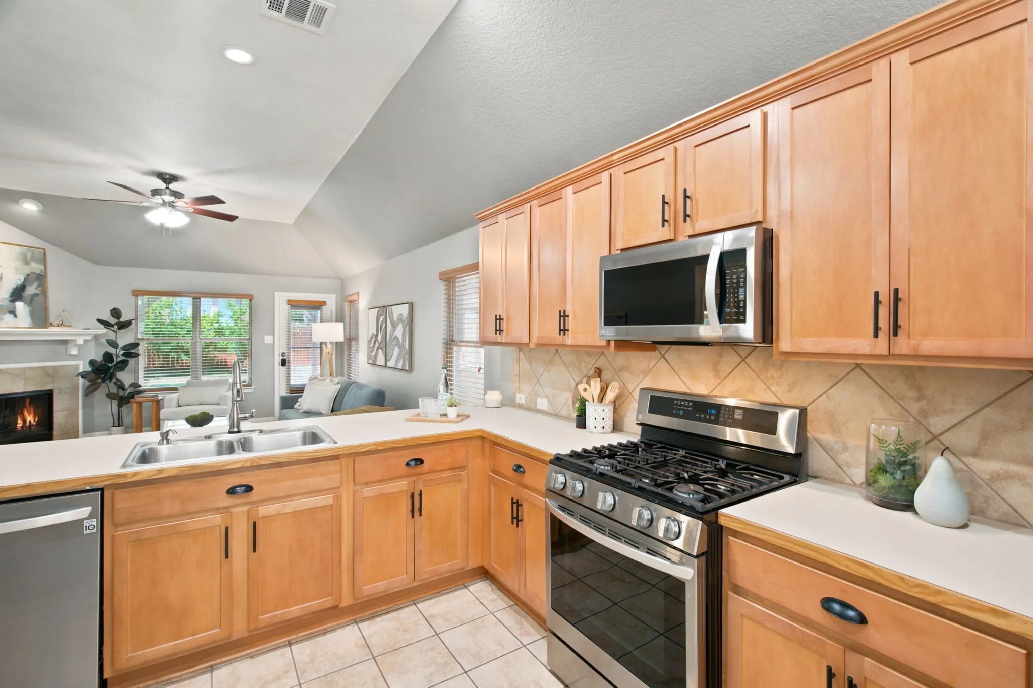 Single Family Residence For Sale in Tarrant County , 13533 Quail View Drive, Fort Worth, Texas 76052, 3 Bedroom, 2 Bathroom, 2 Garage spaces, 1,859 Sqft, built in 2004, mls#21324573, Real Estate Agent in Fort Worth, Homes For Sale in Tarrant county, Homes For Sale in Fort Worth, Realtor in Fort Worth Texas, Real Estate Brokerage Independent Realty Texas, Luminita Cordes Realtor