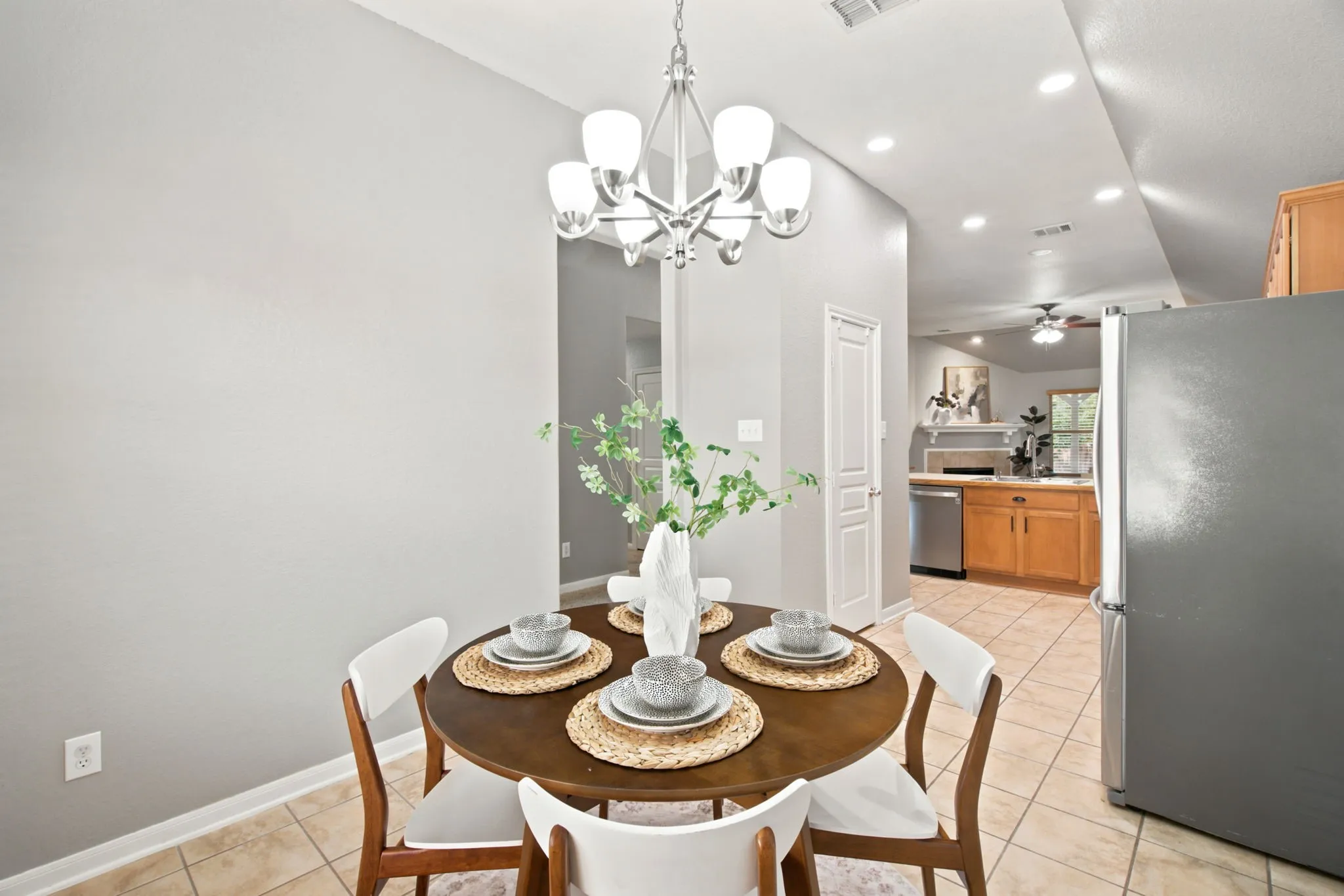 Single Family Residence For Sale in Tarrant County , 13533 Quail View Drive, Fort Worth, Texas 76052, 3 Bedroom, 2 Bathroom, 2 Garage spaces, 1,859 Sqft, built in 2004, mls#21324573, Real Estate Agent in Fort Worth, Homes For Sale in Tarrant county, Homes For Sale in Fort Worth, Realtor in Fort Worth Texas, Real Estate Brokerage Independent Realty Texas, Luminita Cordes Realtor