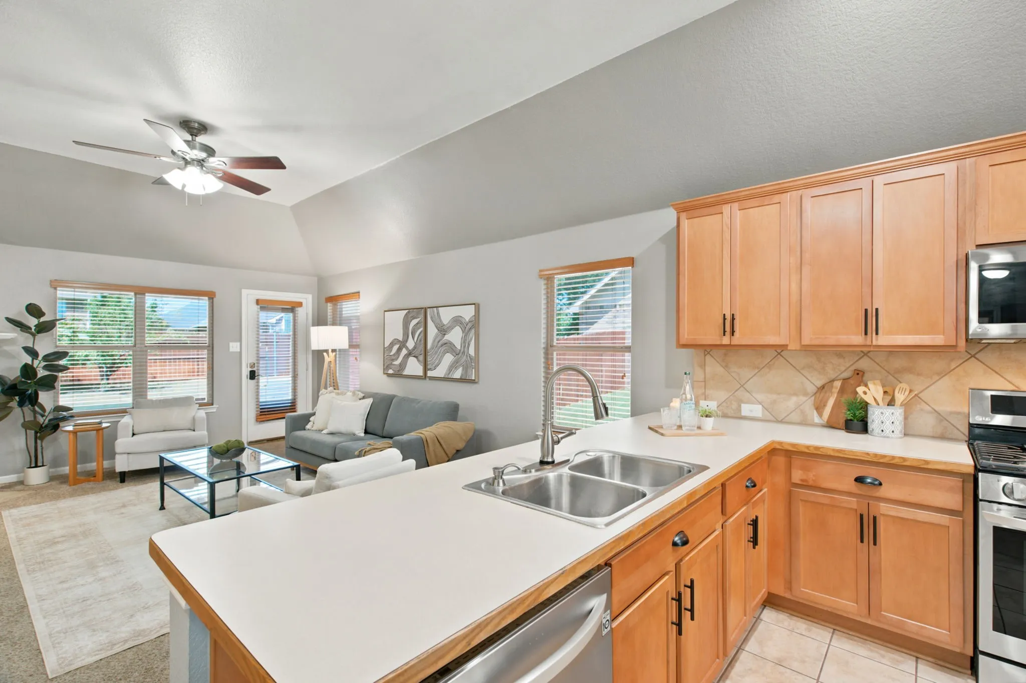 Single Family Residence For Sale in Tarrant County , 13533 Quail View Drive, Fort Worth, Texas 76052, 3 Bedroom, 2 Bathroom, 2 Garage spaces, 1,859 Sqft, built in 2004, mls#21324573, Real Estate Agent in Fort Worth, Homes For Sale in Tarrant county, Homes For Sale in Fort Worth, Realtor in Fort Worth Texas, Real Estate Brokerage Independent Realty Texas, Luminita Cordes Realtor