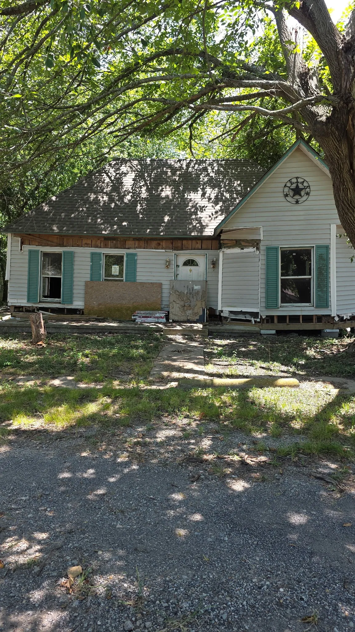 Single Family Residence For Sale in Fannin County , 107 W Travis Street, Leonard, Texas 75452, 2 Bedroom, 1 Bathroom, Garage spaces, 1,141 Sqft, built in 1930, mls#21354250, Real Estate Agent in Leonard, Homes For Sale in Fannin county, Homes For Sale in Leonard, Realtor in Leonard Texas, Real Estate Brokerage Independent Realty Texas, Luminita Cordes Realtor