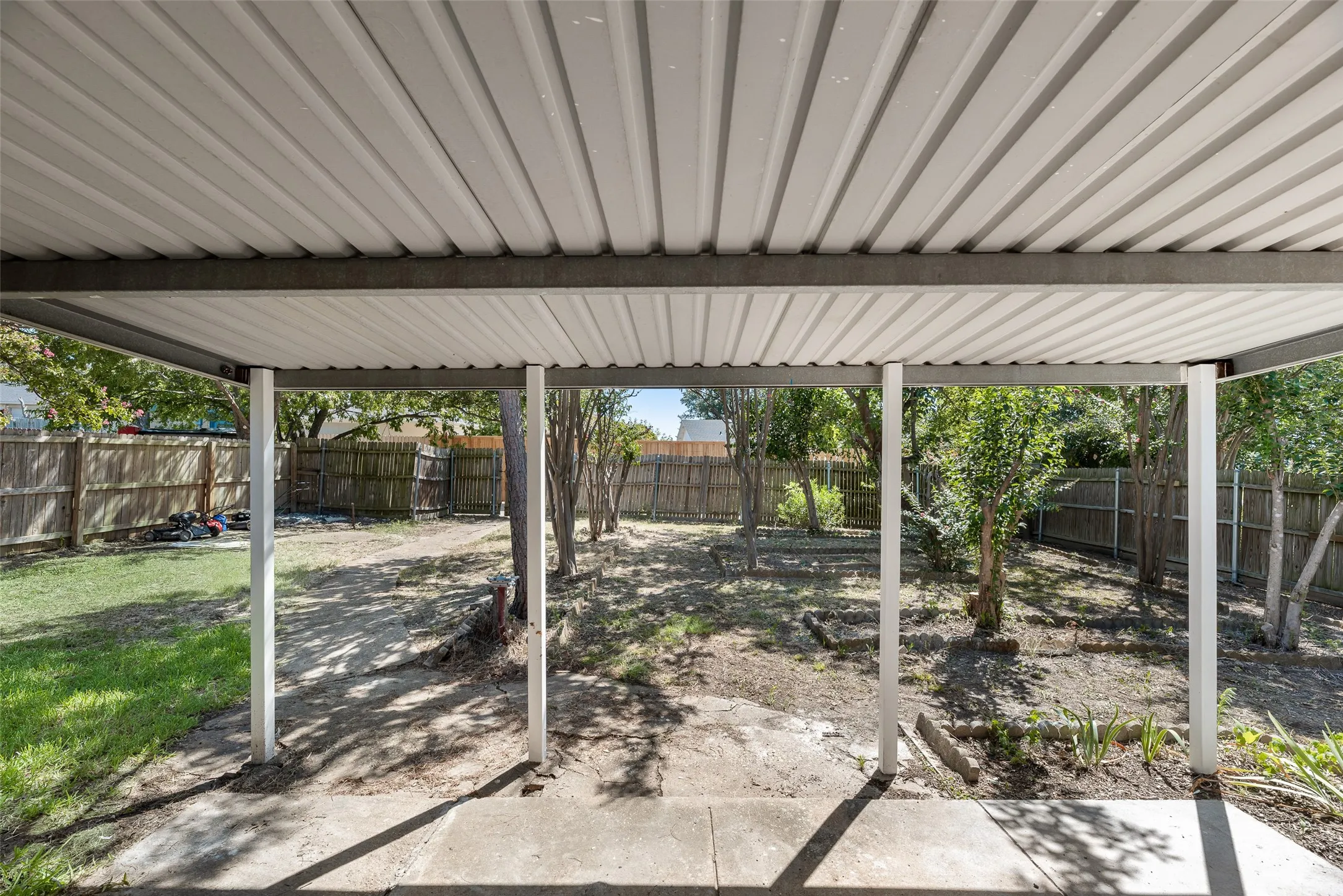 Single Family Residence For Sale in Denton County , 2002 Rose Hill Road, Carrollton, Texas 75007, 3 Bedroom, 2 Bathroom, 2 Garage spaces, 1,503 Sqft, built in 1974, mls#21354266, Real Estate Agent in Carrollton, Homes For Sale in Denton county, Homes For Sale in Carrollton, Realtor in Carrollton Texas, Real Estate Brokerage Independent Realty Texas, Luminita Cordes Realtor