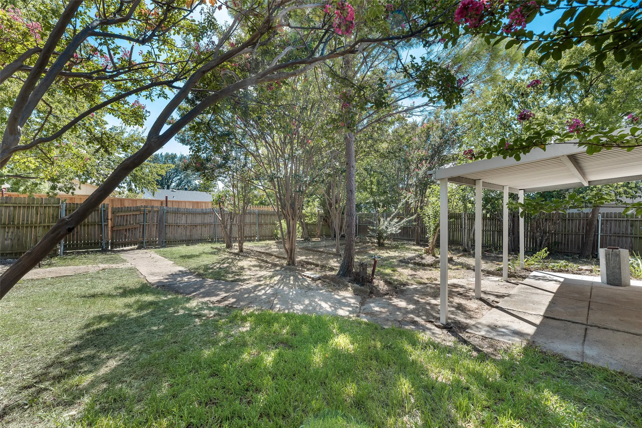 Single Family Residence For Sale in Denton County , 2002 Rose Hill Road, Carrollton, Texas 75007, 3 Bedroom, 2 Bathroom, 2 Garage spaces, 1,503 Sqft, built in 1974, mls#21354266, Real Estate Agent in Carrollton, Homes For Sale in Denton county, Homes For Sale in Carrollton, Realtor in Carrollton Texas, Real Estate Brokerage Independent Realty Texas, Luminita Cordes Realtor