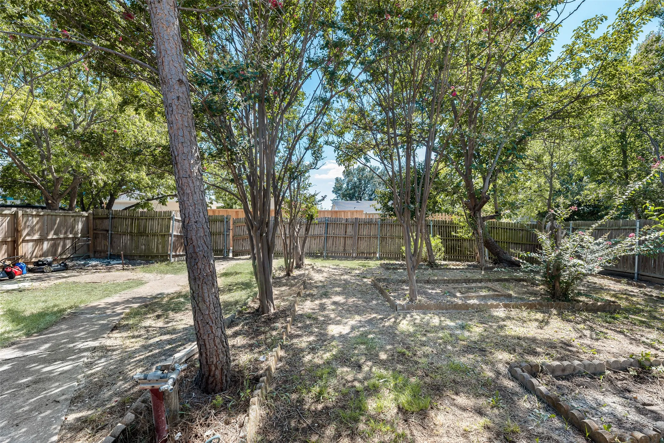 Single Family Residence For Sale in Denton County , 2002 Rose Hill Road, Carrollton, Texas 75007, 3 Bedroom, 2 Bathroom, 2 Garage spaces, 1,503 Sqft, built in 1974, mls#21354266, Real Estate Agent in Carrollton, Homes For Sale in Denton county, Homes For Sale in Carrollton, Realtor in Carrollton Texas, Real Estate Brokerage Independent Realty Texas, Luminita Cordes Realtor