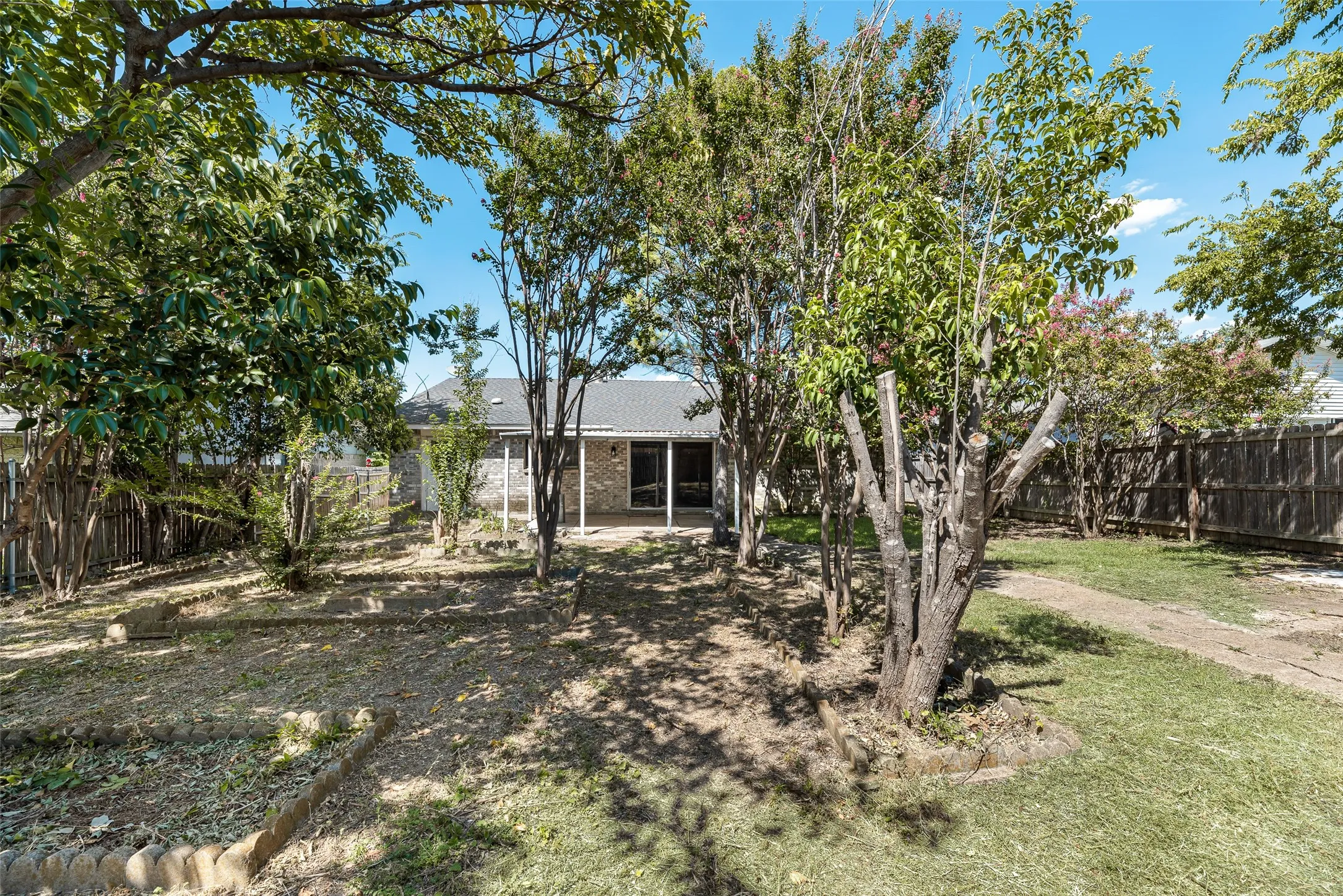 Single Family Residence For Sale in Denton County , 2002 Rose Hill Road, Carrollton, Texas 75007, 3 Bedroom, 2 Bathroom, 2 Garage spaces, 1,503 Sqft, built in 1974, mls#21354266, Real Estate Agent in Carrollton, Homes For Sale in Denton county, Homes For Sale in Carrollton, Realtor in Carrollton Texas, Real Estate Brokerage Independent Realty Texas, Luminita Cordes Realtor