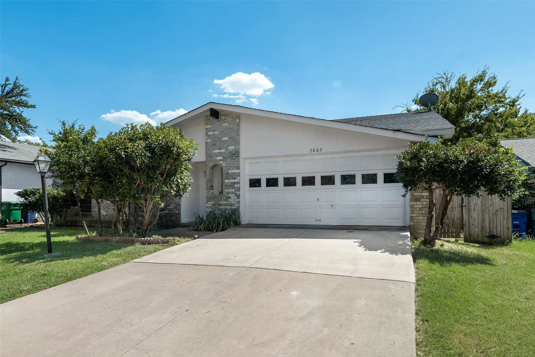 Single Family Residence For Sale in Denton County , 2002 Rose Hill Road, Carrollton, Texas 75007, 3 Bedroom, 2 Bathroom, 2 Garage spaces, 1,503 Sqft, built in 1974, mls#21354266, Real Estate Agent in Carrollton, Homes For Sale in Denton county, Homes For Sale in Carrollton, Realtor in Carrollton Texas, Real Estate Brokerage Independent Realty Texas, Luminita Cordes Realtor