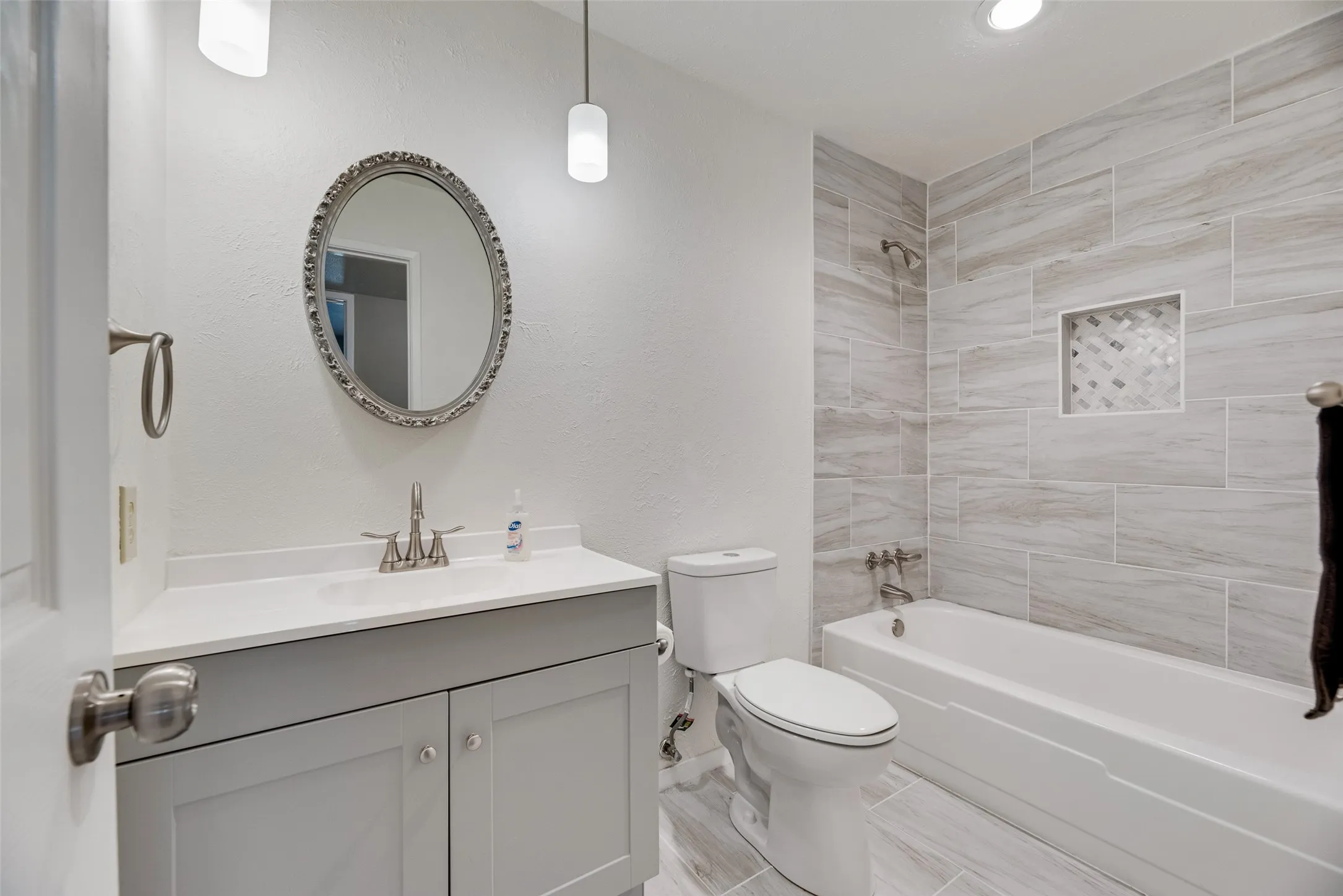 Single Family Residence For Sale in Denton County , 2002 Rose Hill Road, Carrollton, Texas 75007, 3 Bedroom, 2 Bathroom, 2 Garage spaces, 1,503 Sqft, built in 1974, mls#21354266, Real Estate Agent in Carrollton, Homes For Sale in Denton county, Homes For Sale in Carrollton, Realtor in Carrollton Texas, Real Estate Brokerage Independent Realty Texas, Luminita Cordes Realtor