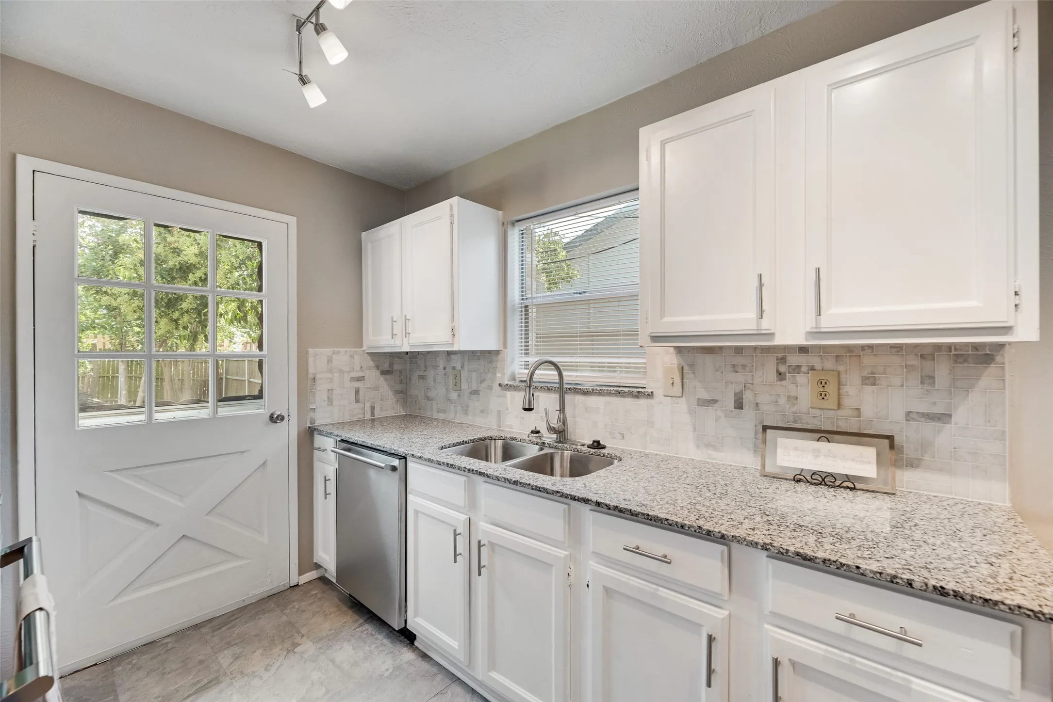 Single Family Residence For Sale in Denton County , 2002 Rose Hill Road, Carrollton, Texas 75007, 3 Bedroom, 2 Bathroom, 2 Garage spaces, 1,503 Sqft, built in 1974, mls#21354266, Real Estate Agent in Carrollton, Homes For Sale in Denton county, Homes For Sale in Carrollton, Realtor in Carrollton Texas, Real Estate Brokerage Independent Realty Texas, Luminita Cordes Realtor
